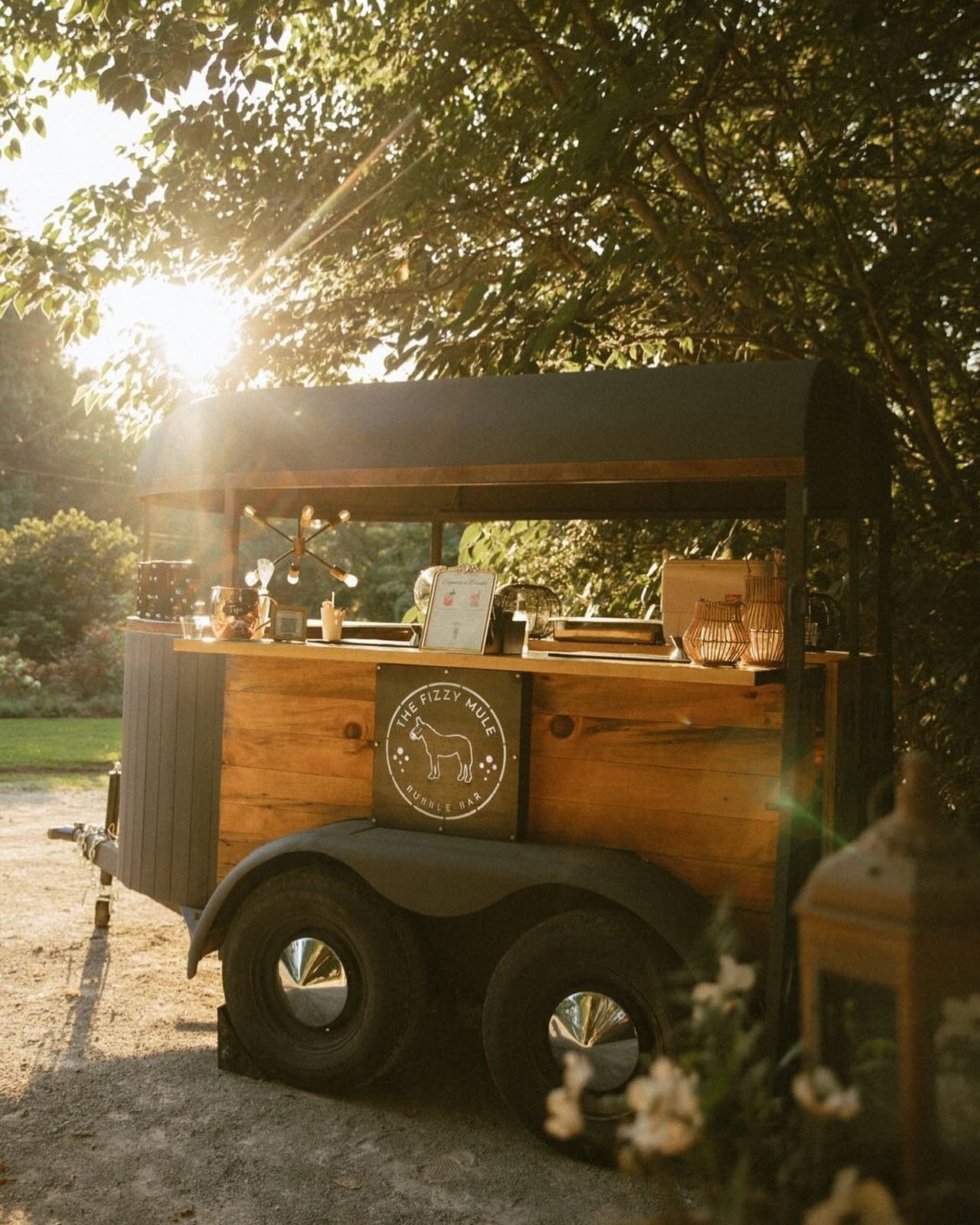 Golden hour or Cocktail hour? The Mule Hauler loved serving at the beautiful @meadowhillfarmweddings! Congrats to Carolann @carolannbby and Dylan! 🫧Let&rsquo;s Get Fizzy!🫧 #thefizzymule #mobilebar #themulehauler #columbiatn #cocktailhour #goldenhou