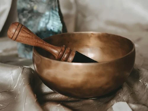 Workshop: Create &amp; Ground – Edelstein, Klang &amp; Yin Yoga (mit Helen &amp; Simone)