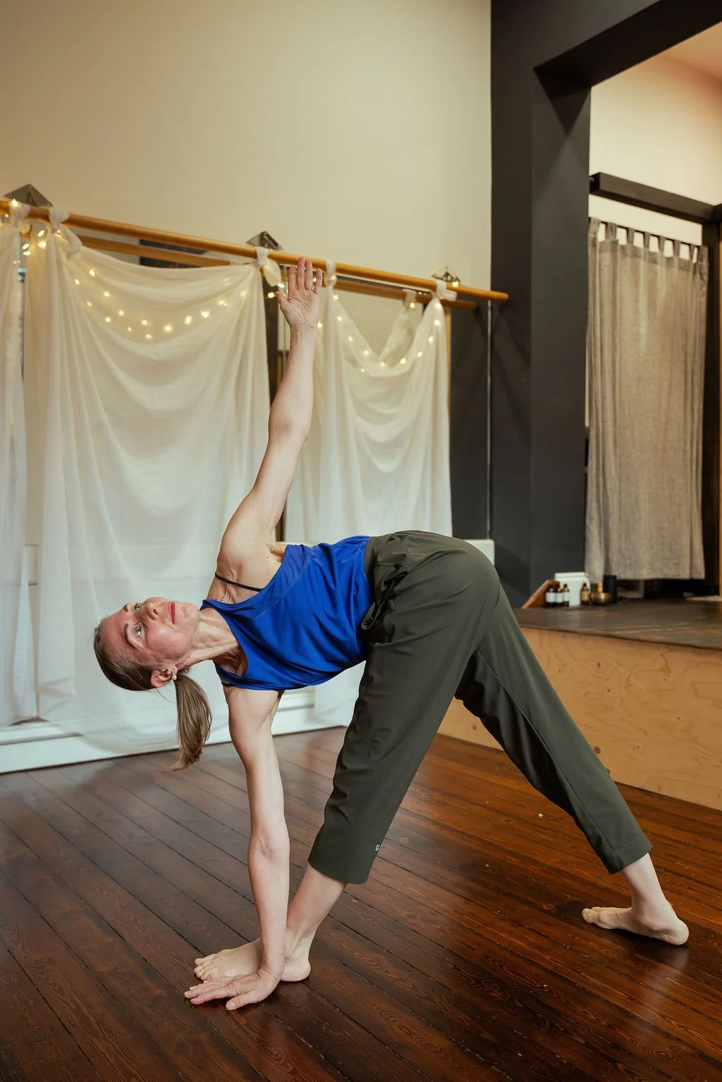 woman lunging on right knee