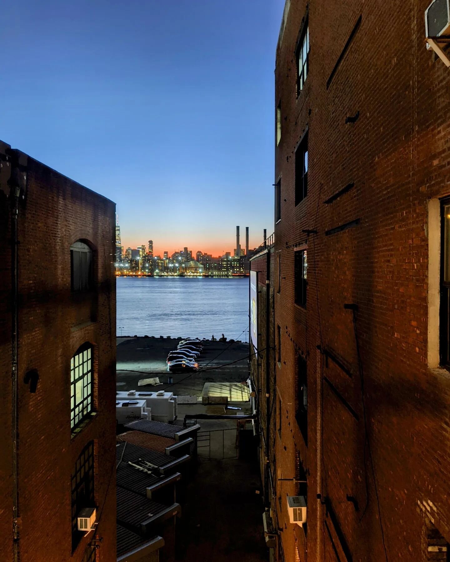 Peeping the views and drive-in movies, do you feel the walls closing in?

#Greenpoint #greenpointterminalwarehouse #pixelphotography #pixel3xl #brooklyn @skyline_drivein_nyc #freedomtower #eastriver