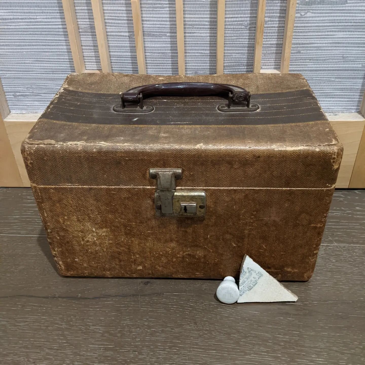 A couple of fun finds today to add to the collections! Various vintage from turn of the century to mid-century.

-Small case, unmarked with a metal clasp and hinges, plastic handle. Seems like a prime decoupage project so stay tuned for a flip!

-190