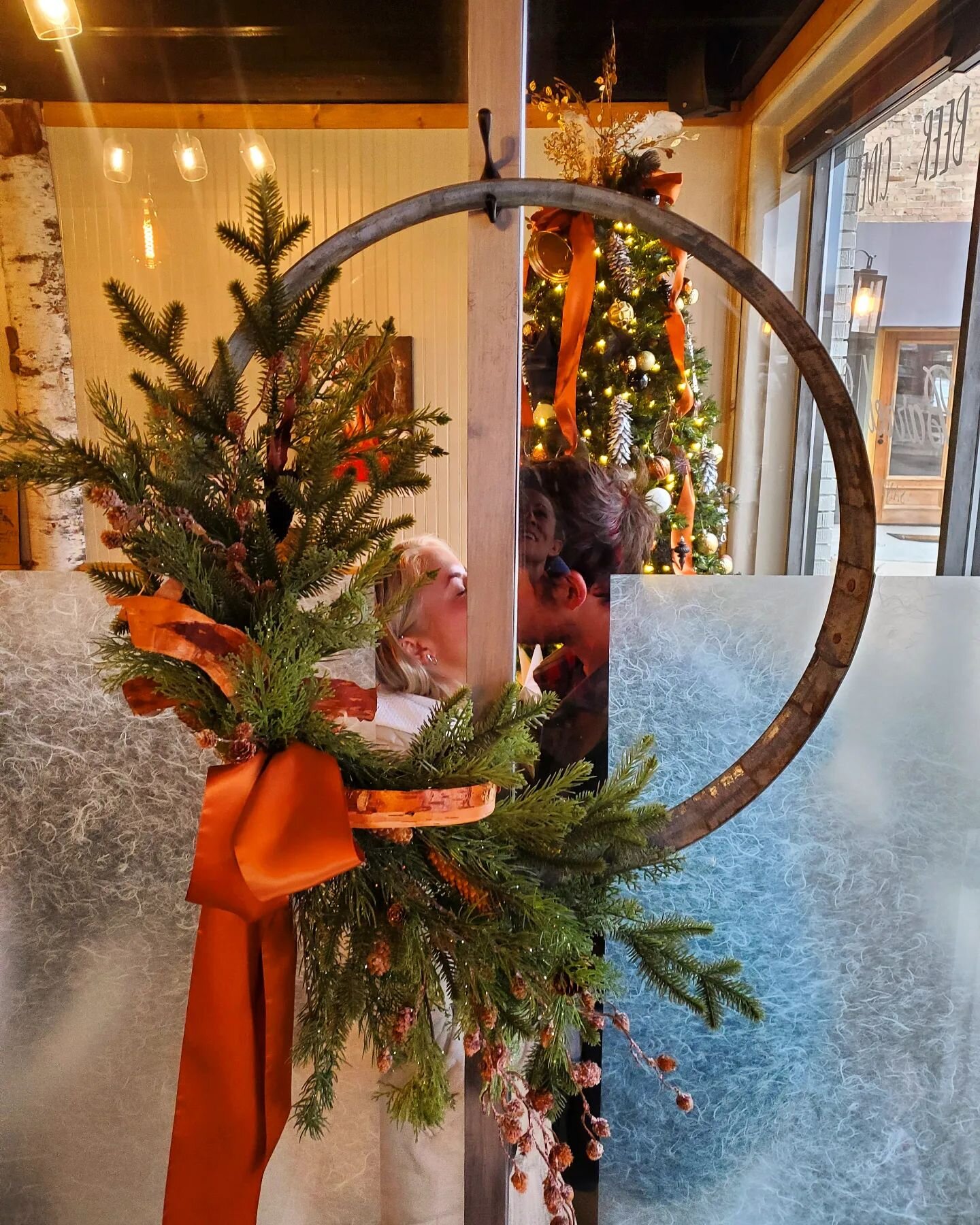 Who needs mistletoe? 🎅🏻

Check out this beautiful wreath made with our barrel ring from @9bwreaths 
You still have time to sign up for her class with us December 9th! 

Tickets include all instruction, a variety of decor for your wreath to customiz