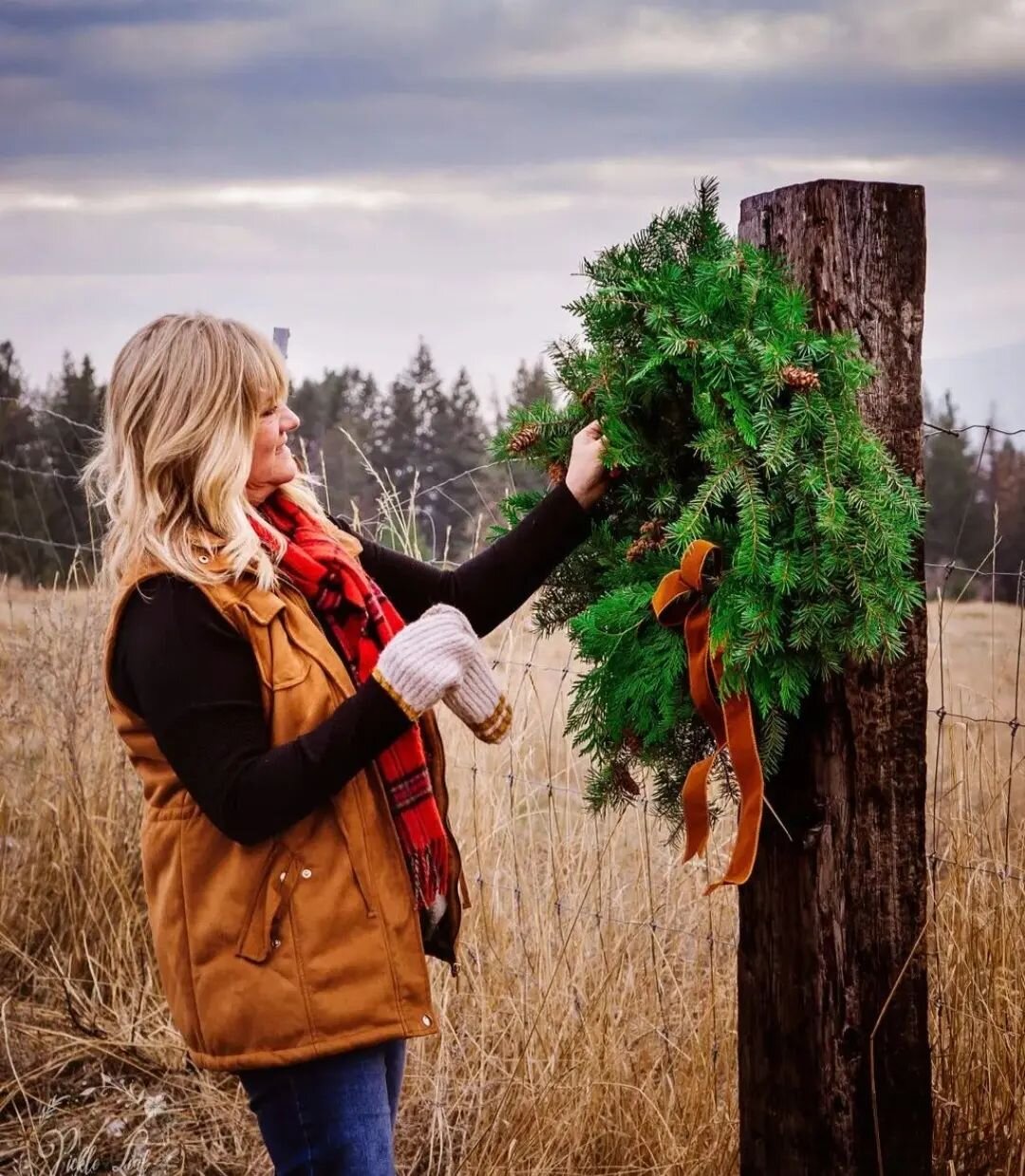 Who is ready to build a stunning Holiday Wreath with @9bwreaths while sipping on wine, enjoying Holiday treats, and hanging out with friends? 

We are! Please join us December 9th, $65 gets you all supplies and instructions, several fun options for y