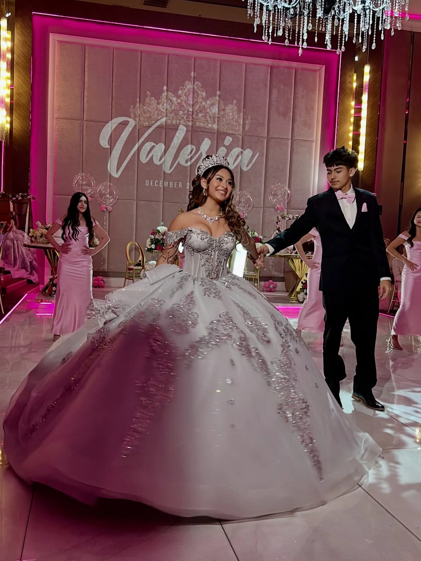 Closing 2025 with Valeria&rsquo;s Quincea&ntilde;era👸🏻
&bull;
&bull;
&bull;
&bull;
Providing our services at another Quincea&ntilde;era. 
Cold Sparklers &amp; Custom Monogram. 

Contact us for bookings &amp; info.
(323)397-7227
www.DJPETEENTERTAINM
