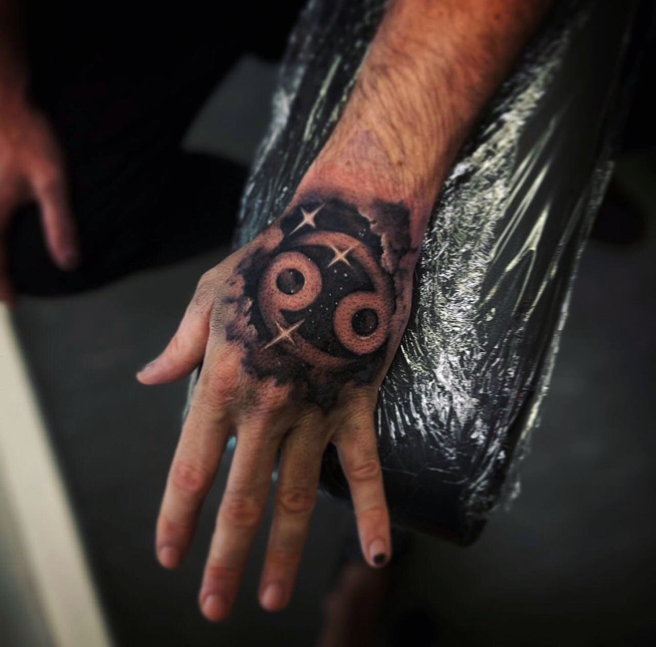 ♋️ 🖤🧙🏿&zwj;♂️ NEW INK 🧙🏿&zwj;♂️🖤♋️

This morning I got something that&rsquo;s been a vision for a while. It&rsquo;s the first half of something that relates to the soul initiation journey. Massive shout out to @claire_reid also who looked up my