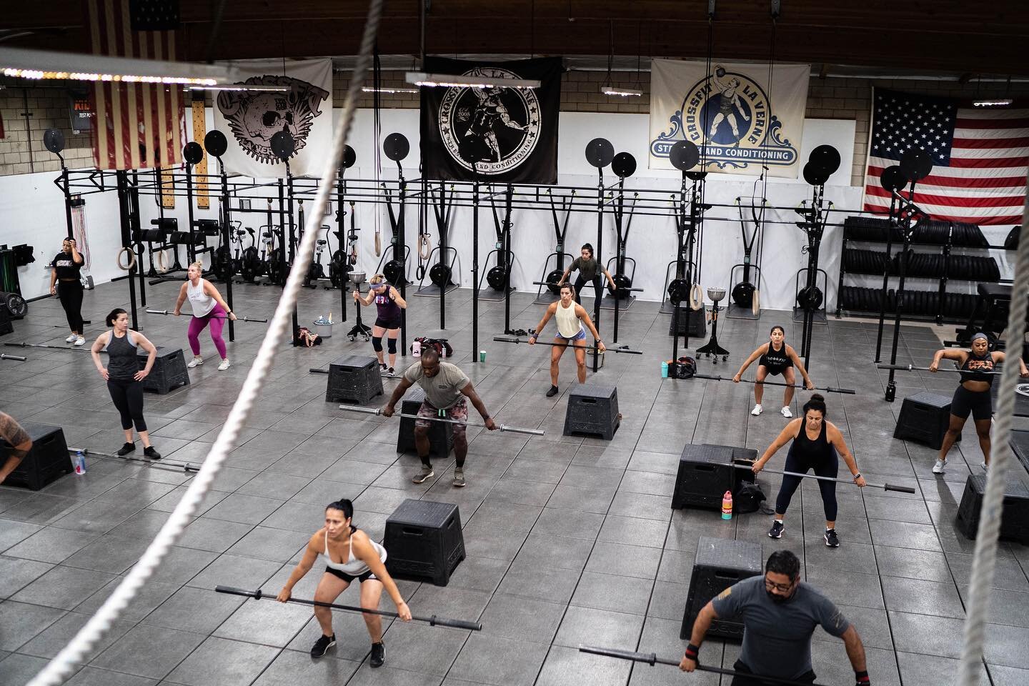 𝐀𝐓𝐓𝐄𝐍𝐓𝐈𝐎𝐍 𝐓𝐎 𝐃𝐄𝐓𝐀𝐈𝐋 👁
.
.
.
Coach @rickyfig10 going over points of performance on the Snatch during his 5am class! Come get coached and see what we&rsquo;re all about! 
-
Send us a DM with any questions or hit the link in our bio to