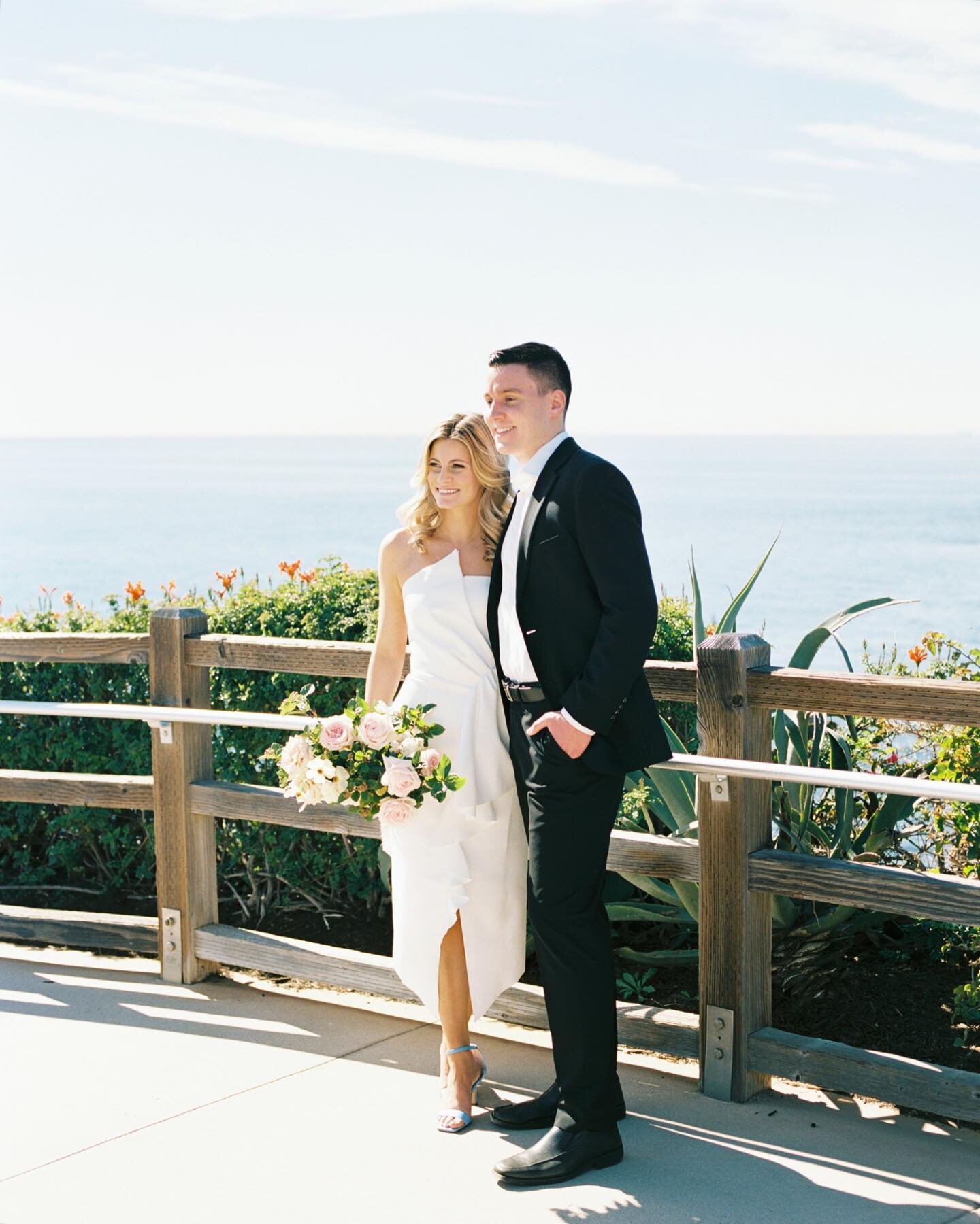 La Mar .|. A Blend Of Classic &amp; Stylish Poses Paired With A Jewel Toned Backdrop  Is Giving Engagement Vibes. Most Of Our Engagements Do Take Place At The Beach. Your Photos Stay Timeless As Beautiful. 

@wild_and_behold_florals
@kg.hairandmakeup