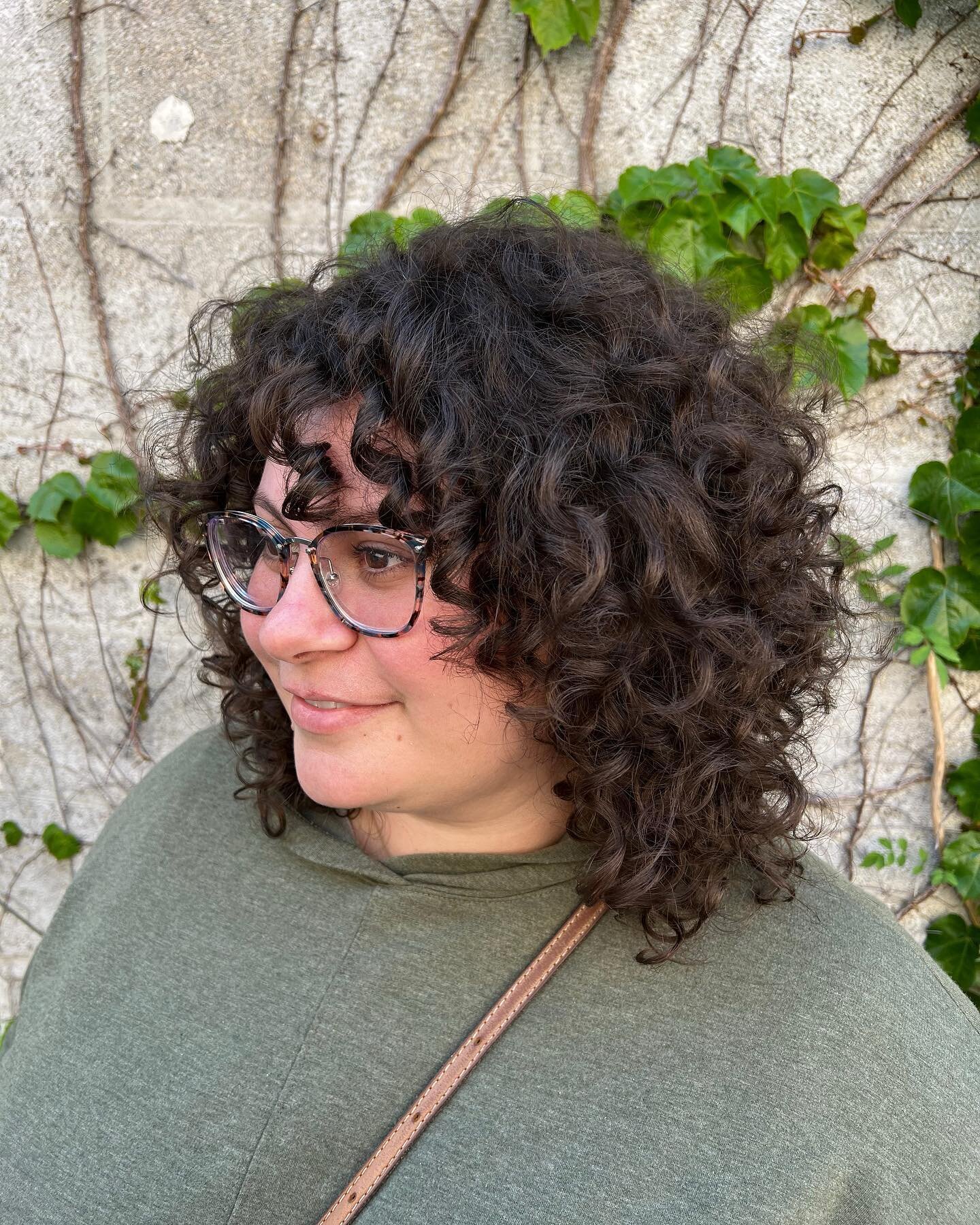 What are your favorite curly hair products? 🤔

The brand I have been loyal to for the past 5 years has been @bouncecurl 🙌🏻

My two favorite products are:

👉🏻Avocado Rose Oil Cream
Multi-purpose leave in cream, that provides moisture &amp; volume