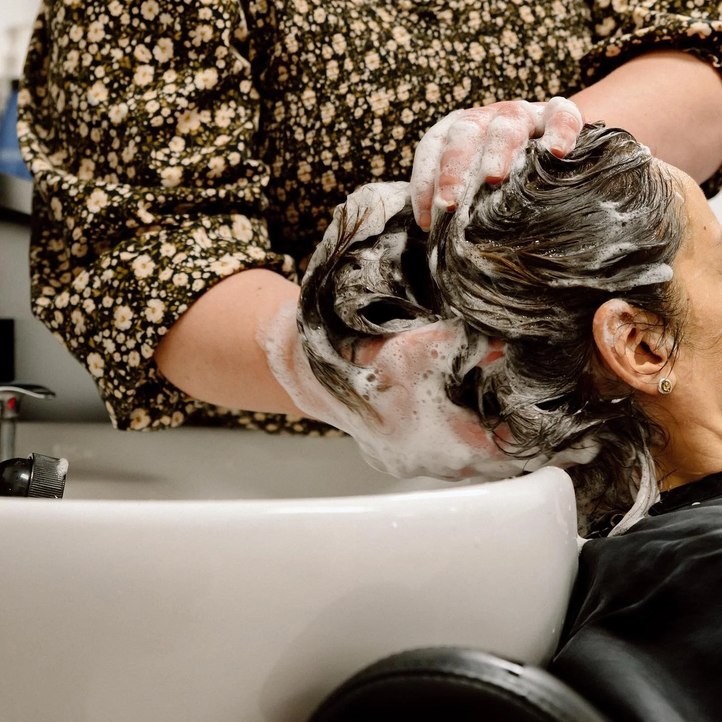 The best hair dresser I ever had when I was growing up gave the best scalp massages 🤤

She was one of the biggest inspirations for me when I wanted to become a hairdresser because I remember how much I looked forward to seeing her and how comfortabl