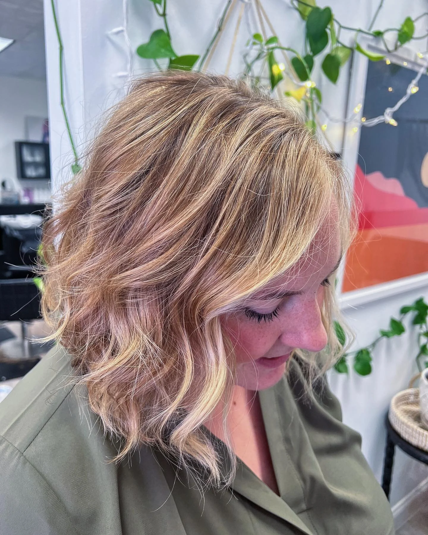 🫶🏻Three hair care tips for new mamas:

🌞1: Prioritize gentle hair care.
Hormonal changes after childbirth can lead to increased hair sensitivity and potential hair loss. Opt for gentle shampoos and conditioners specifically formulated to nourish a