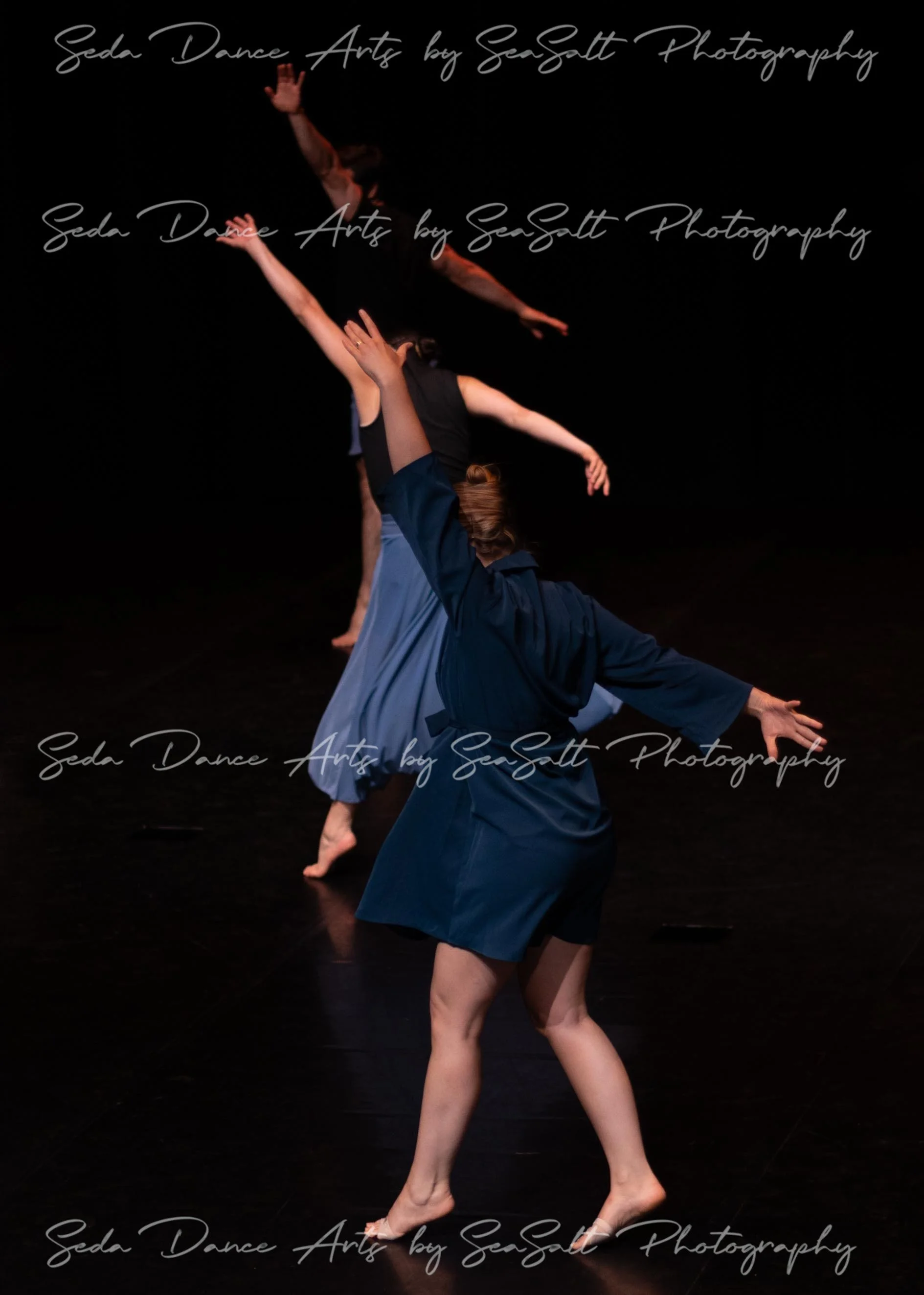 A Stranger Gleams-18