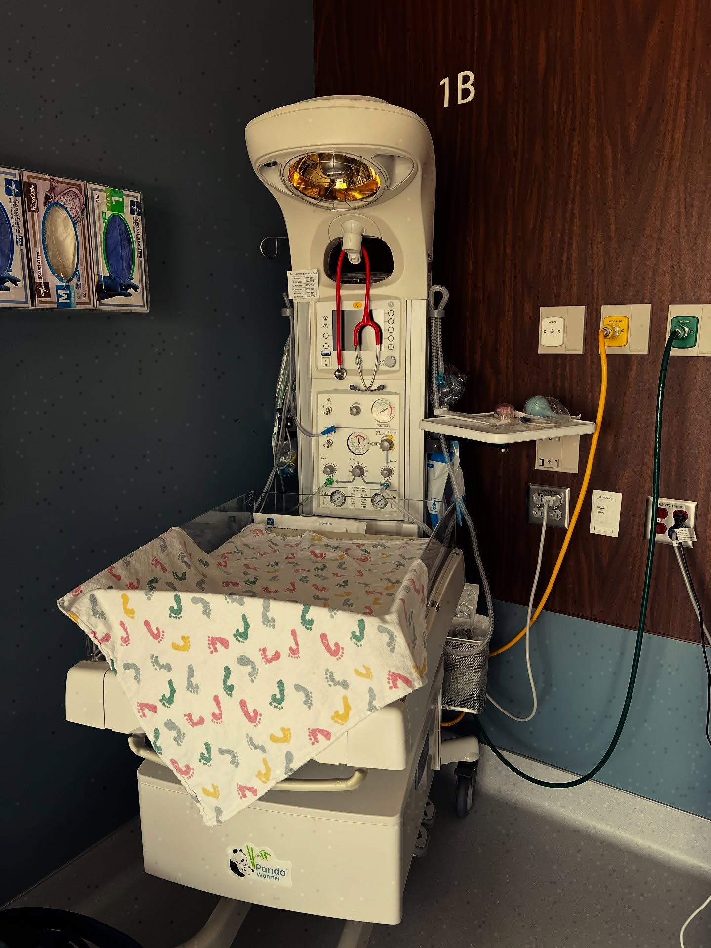 Inductions can be a journey.  Sometimes long, layered with decisions, and full of emotion.

As a doula, I walk that path alongside you. From the moment the monitors are placed to the hours of waiting, position changes, emotional ups and downs, and ev