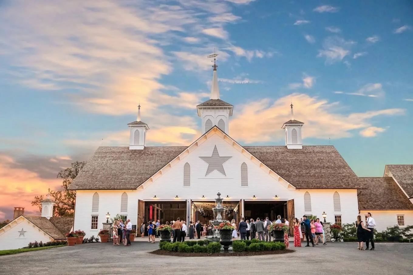 Lancaster County wedding venues guide featuring top venues in Lancaster, Mount Joy, Elizabethtown and Manheim PA.