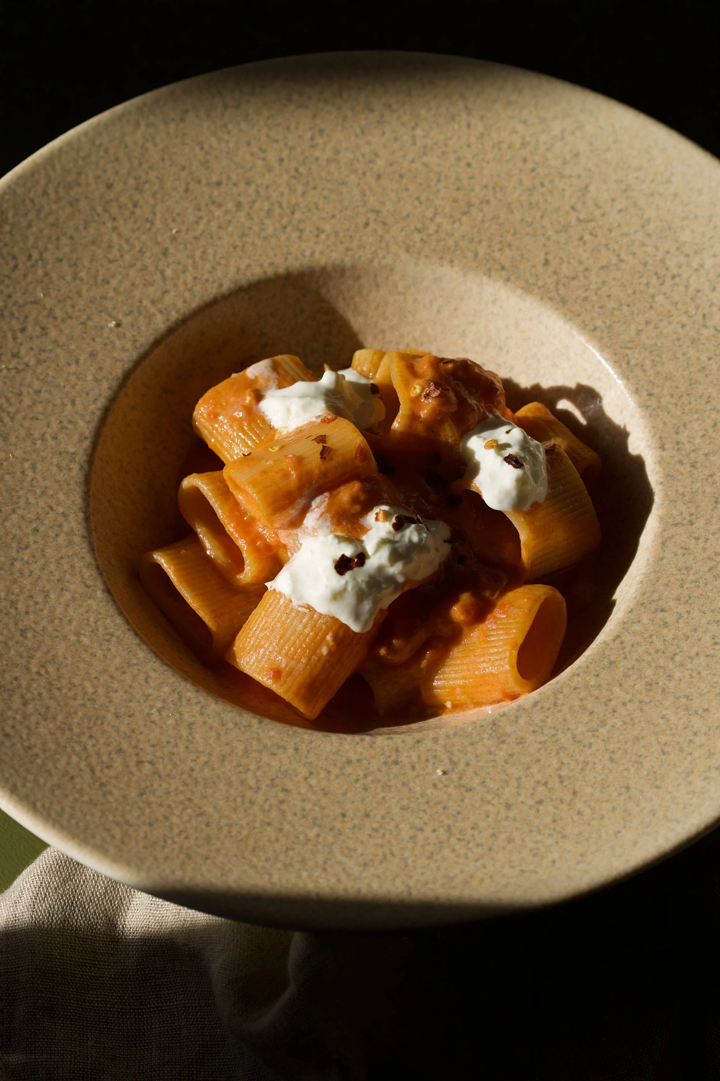 Pasta alla vodka toppet med stracciatella