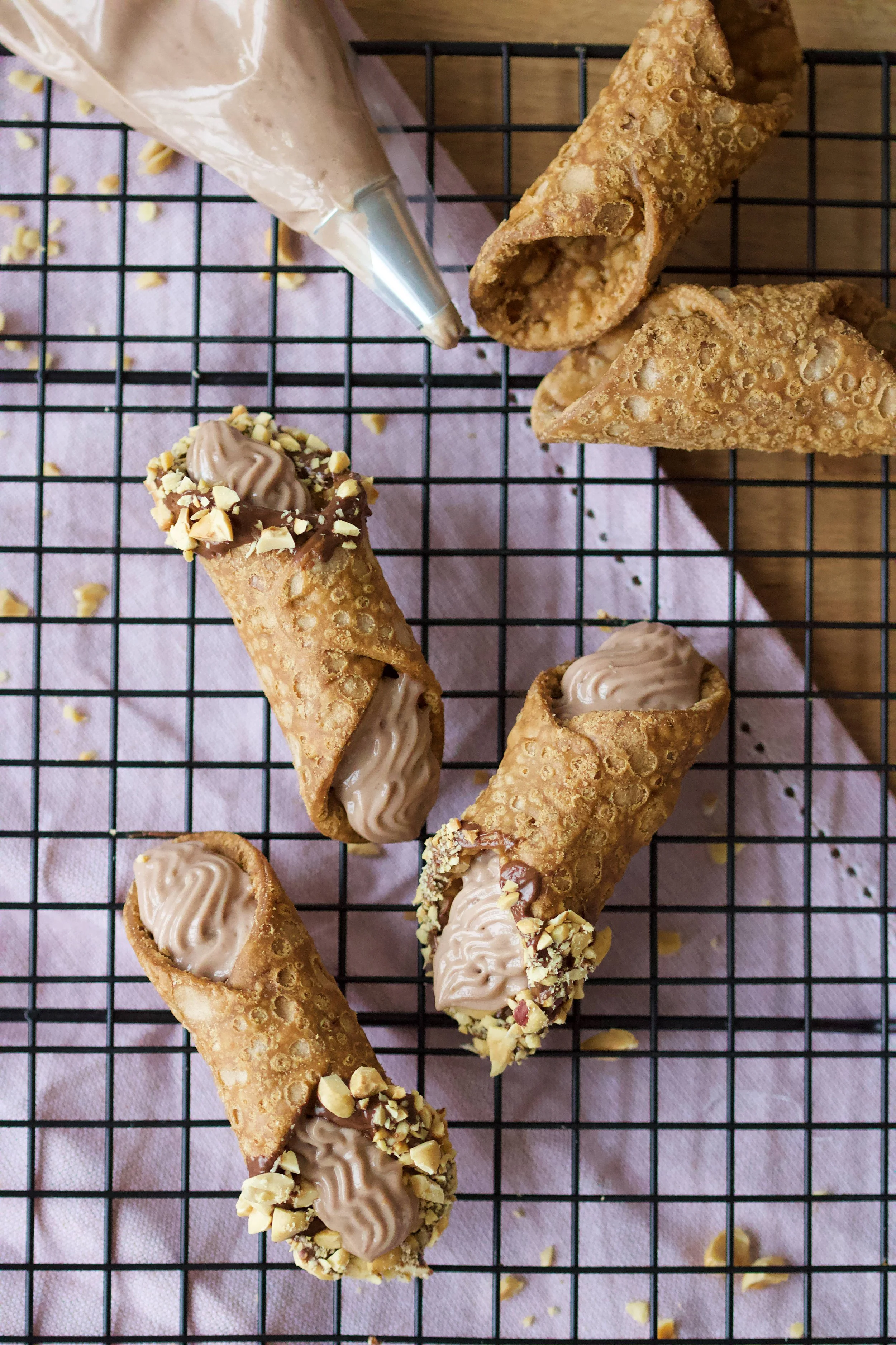 Cannoli med gianduia creme og hakket hasselnødder