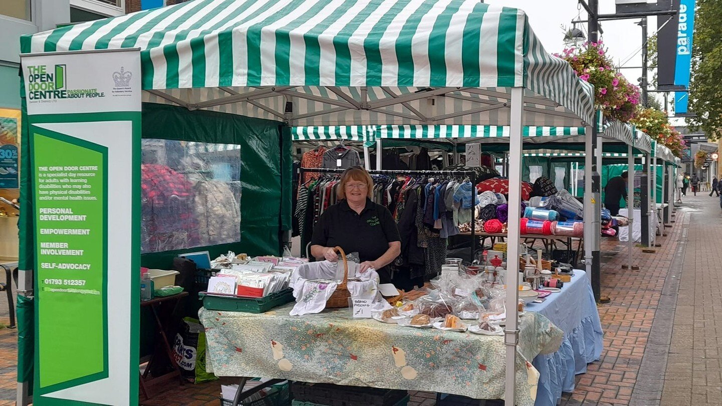 We want to say a HUGE thank you to both Carol and Susan, and to all the volunteers for setting up the stall in the early hours of the morning and helping to run it on a Thursday and a Saturday for almost a month! 💚
Freshly made cakes are on sale eve