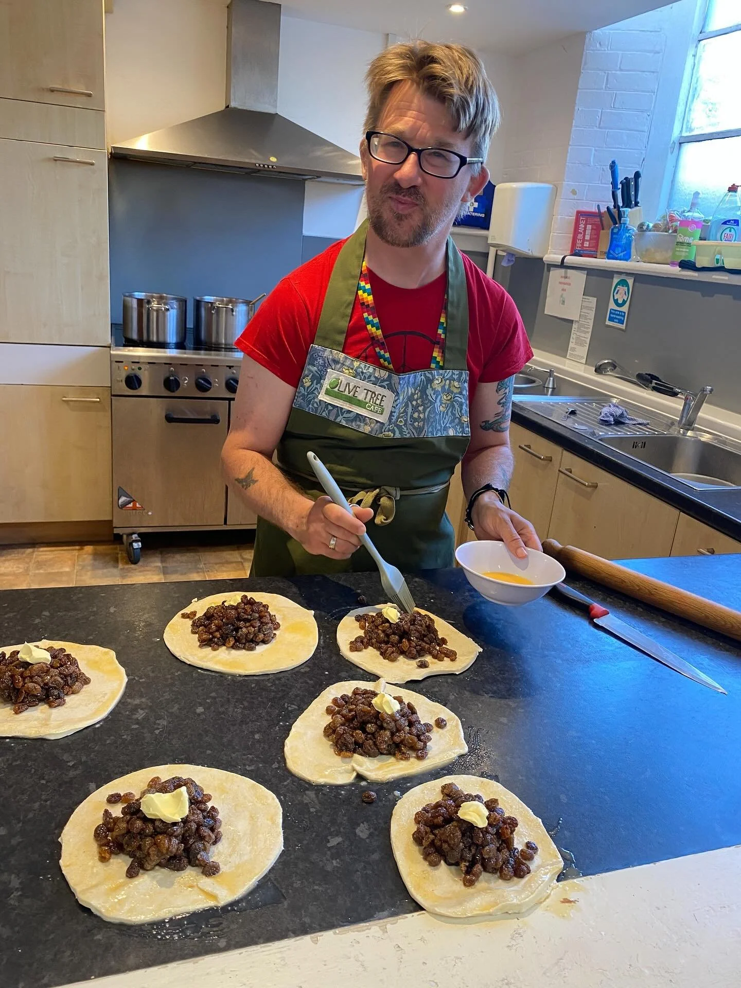 Here&rsquo;s a great picture of one of our members, Scott, making Eccles cakes with the incredible support from our brilliant chef, Jamie! 🧁👨&zwj;🍳

While some of our other members decorated plant pots with support from our volunteer, Sally! 🎨💐
