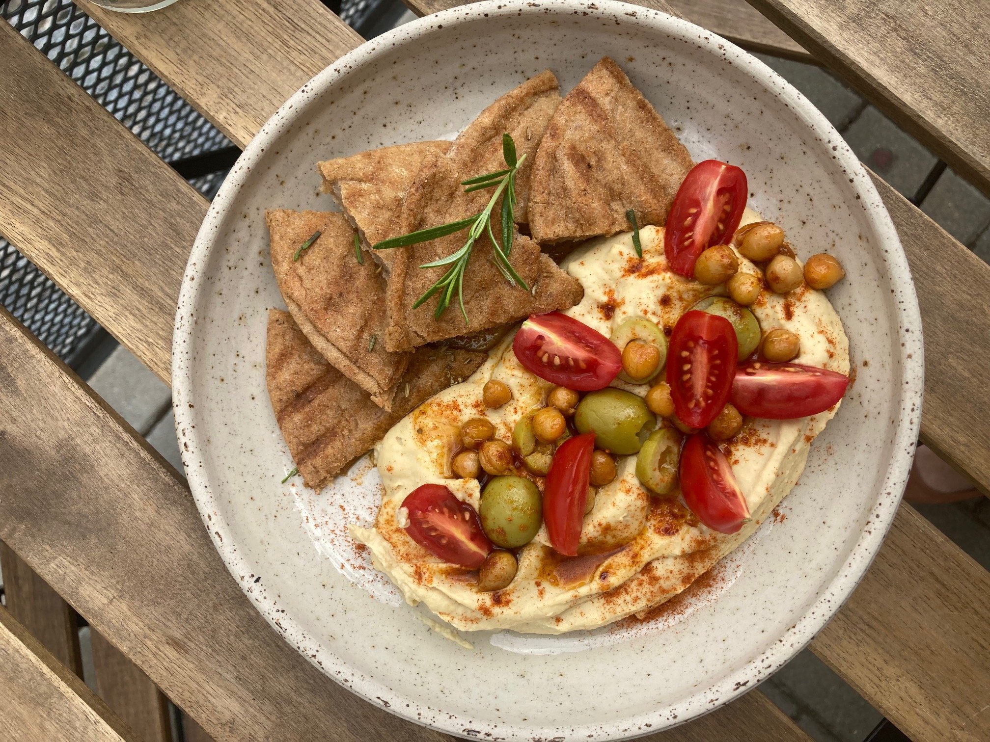 Hummus s bezlepkovou focacciou