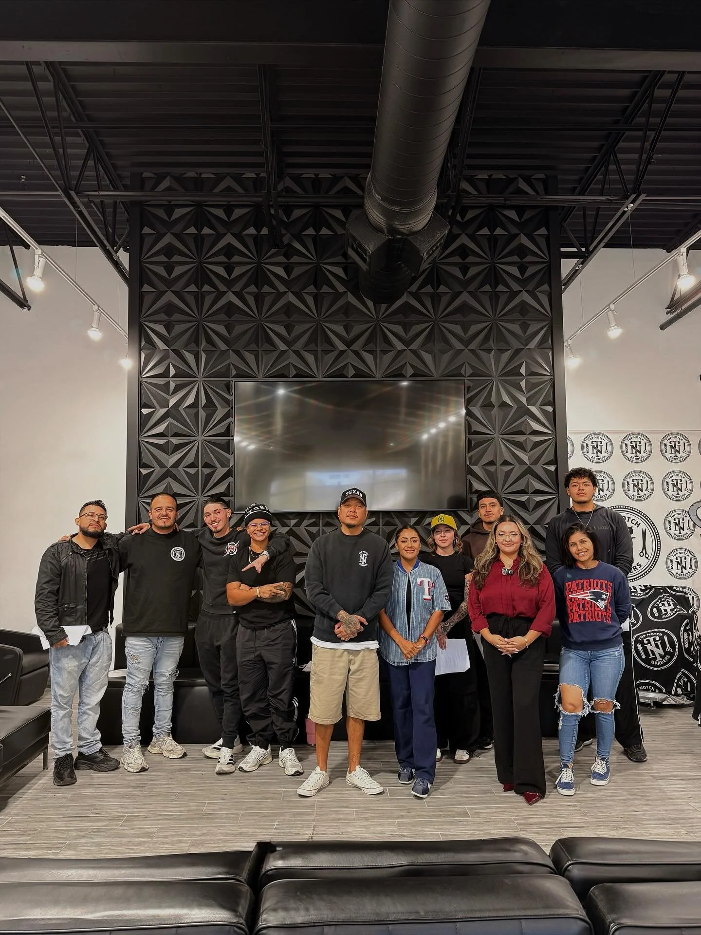 Round ✌️with @topnotchbarbers.a_ ! Loved being back to teach another personal branding workshop for their team. Grateful to keep pouring into such a motivated, and talented group 🙏🏼 Thank you @allen_the_great_gp for your continued trust in my work.