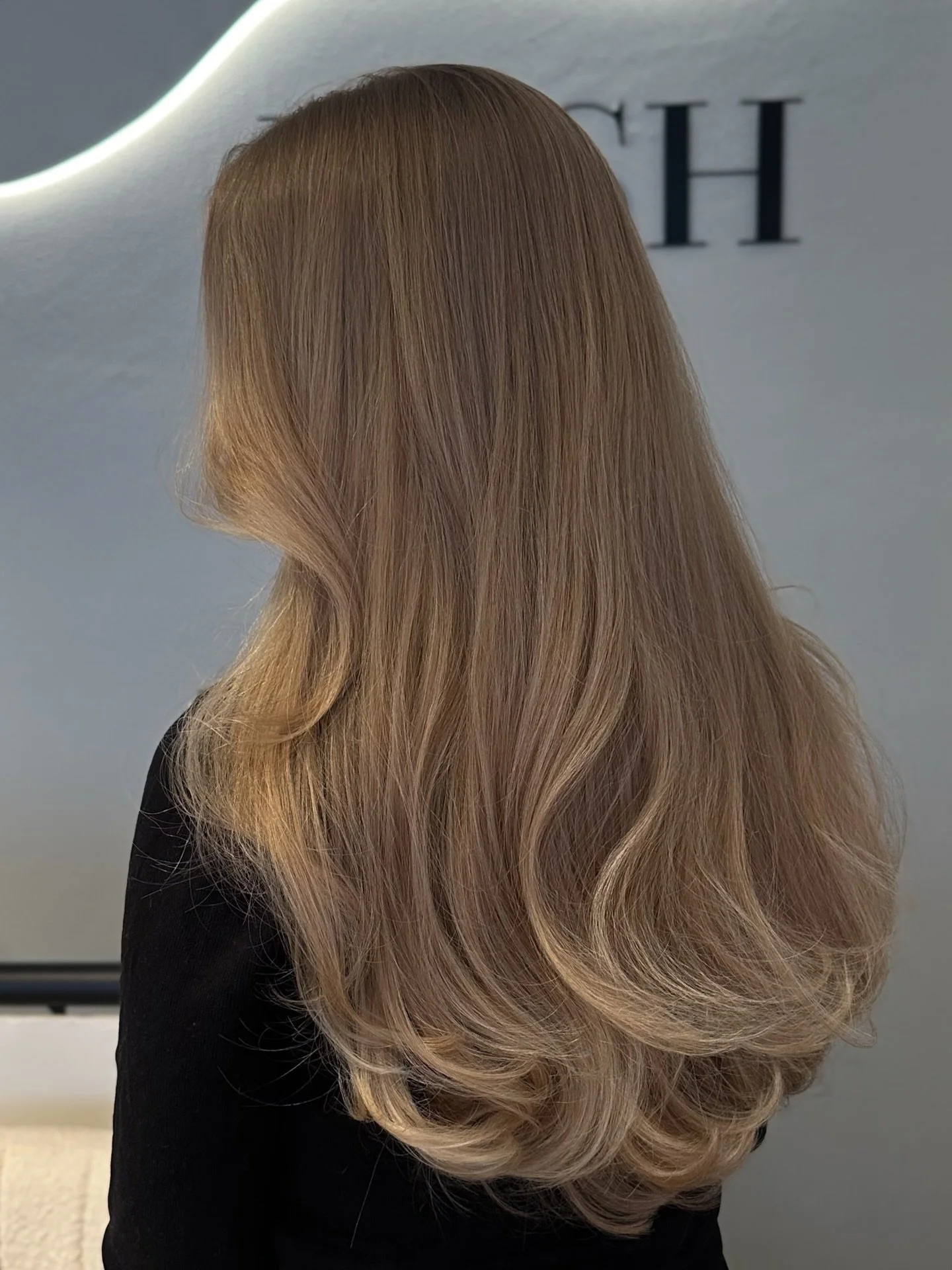 Sometimes, the right layered cut is all it takes to bring new life, shape, and movement to the hair. 💛

#hairsalon #kampaamopori #hairdresser #layercut #haircut