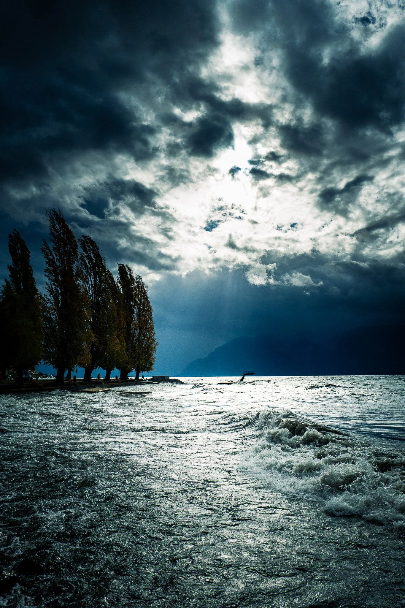 Le plongeoir de la plage de Lutry dans la tempête Benjamin en Automne 2025