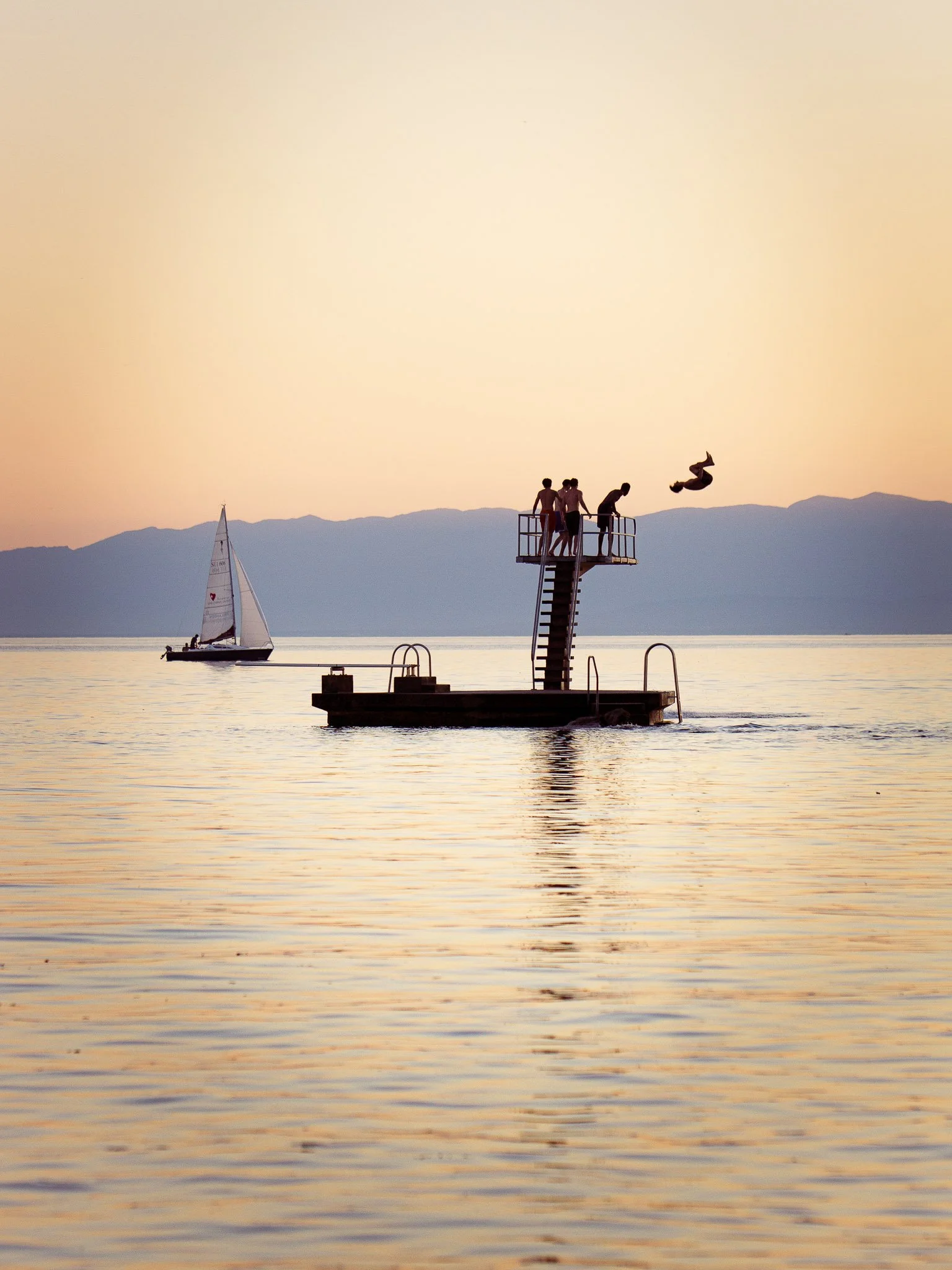 Backflip depuis le plongeoir de la plage de Lutry