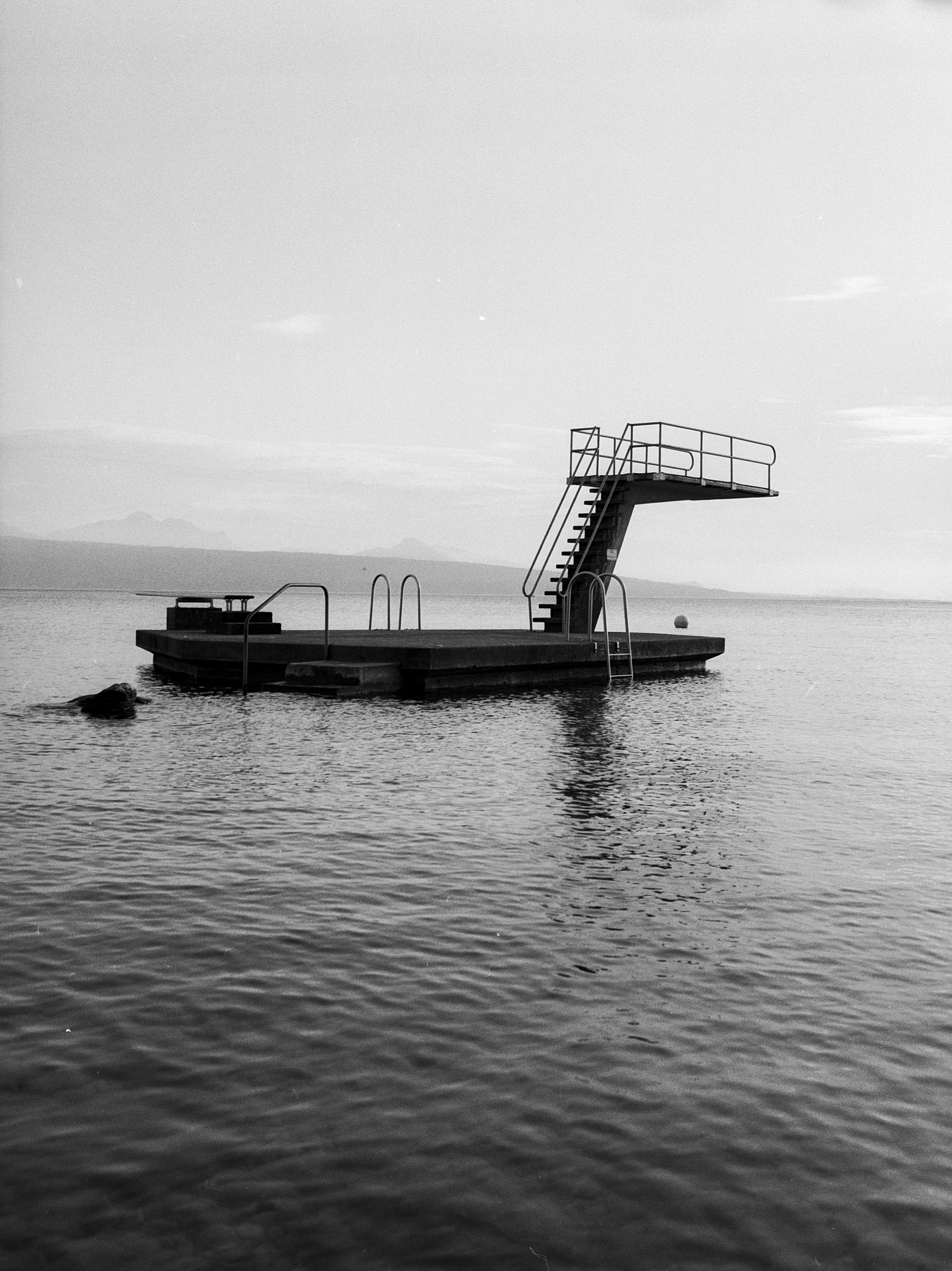 Le plongeoir de la plage de Lutry en noir et blanc.