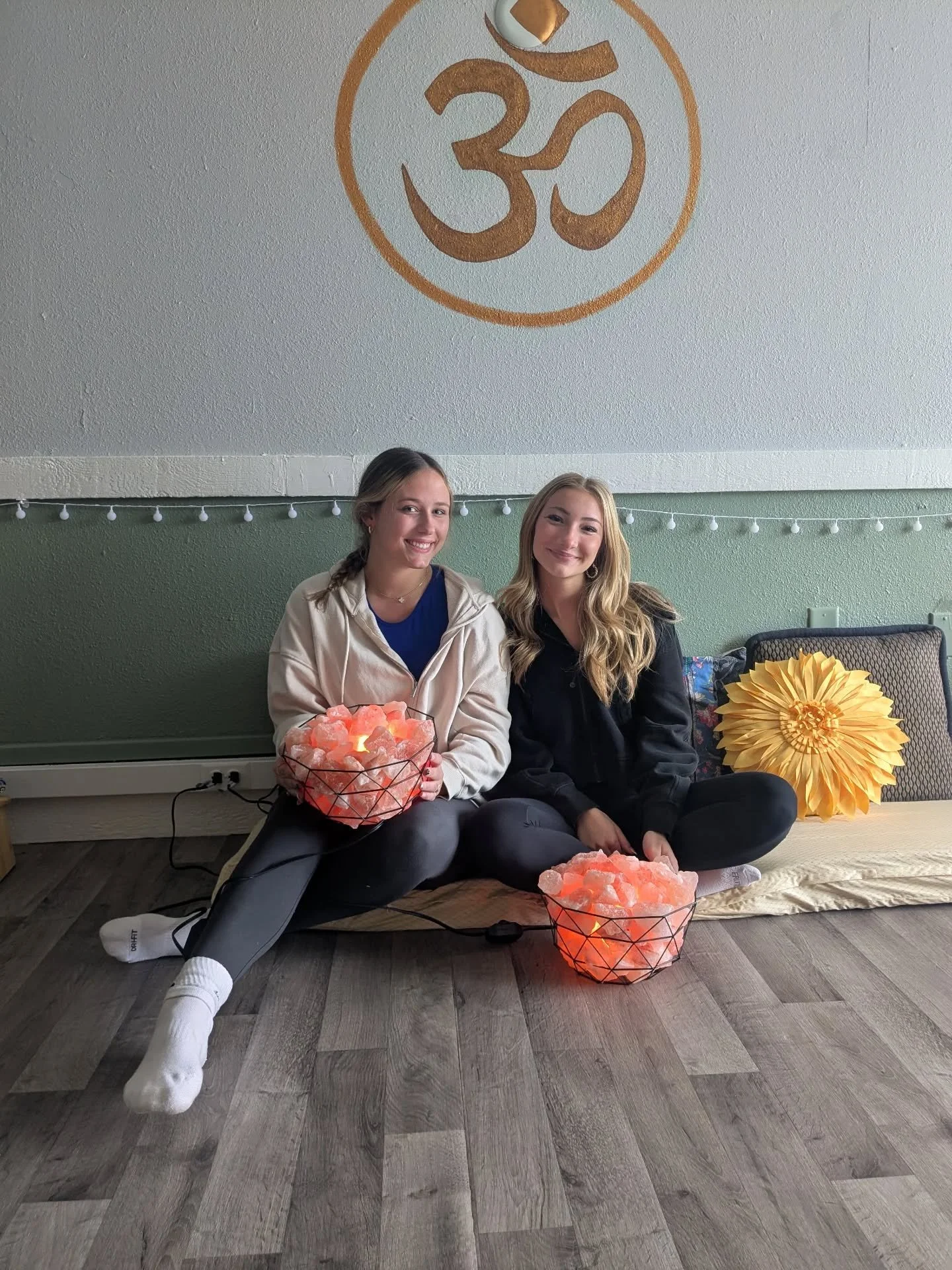 These Flashes⚡ built their very own salt lamps

We started by grounding and centering ourselves with a soothing guided meditation and sound bath with Crystal singing bowls, then closed by creating our salt lamps.

This workshop is great for expressin