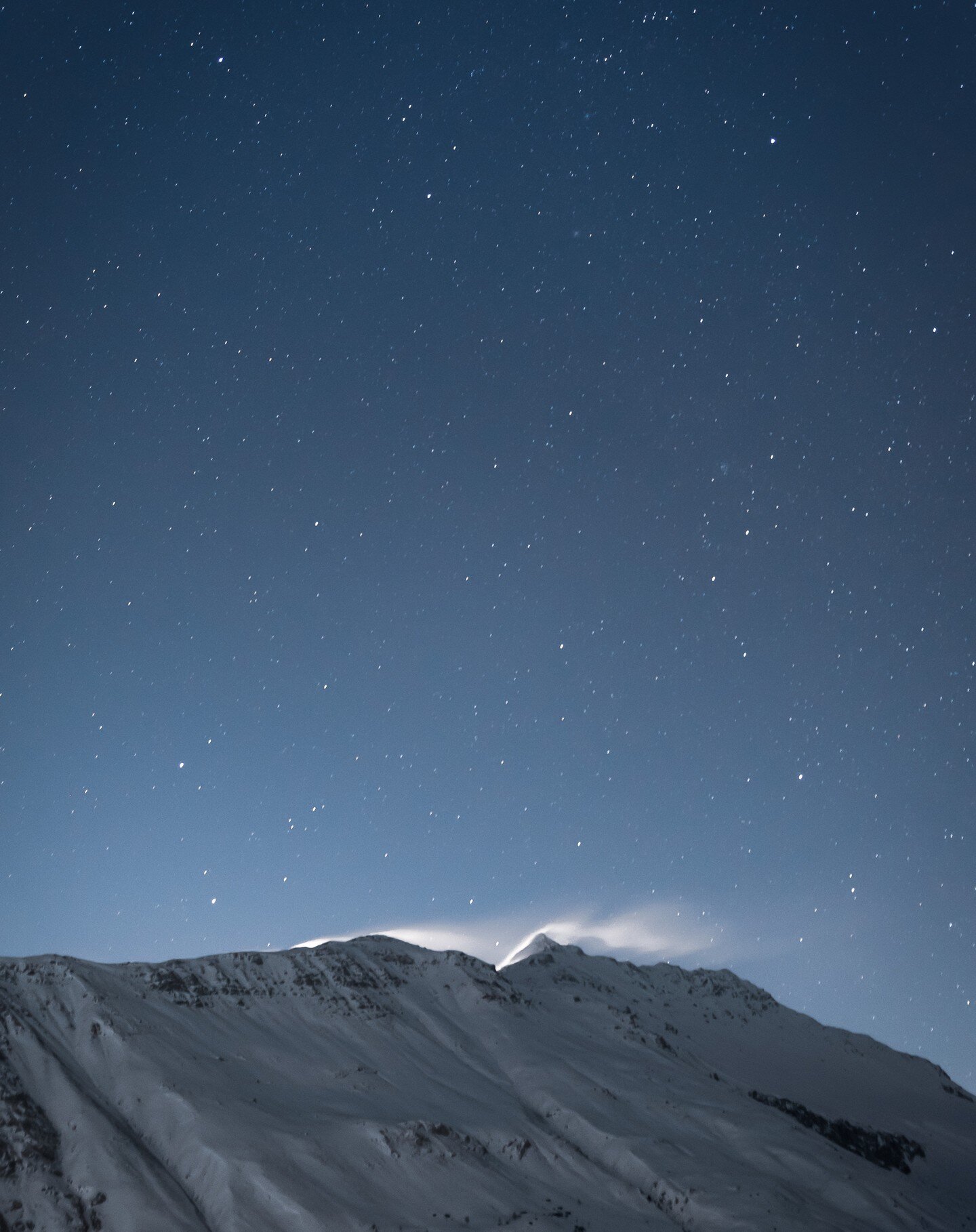 December &lsquo;22, 09:45 pm, waning moon just over the alps, snow being blown away by the wind, -35 degrees felt -40, 15 seconds with the shutter open and this was my view.

One of those moments where the colder I felt and the more my nervous system