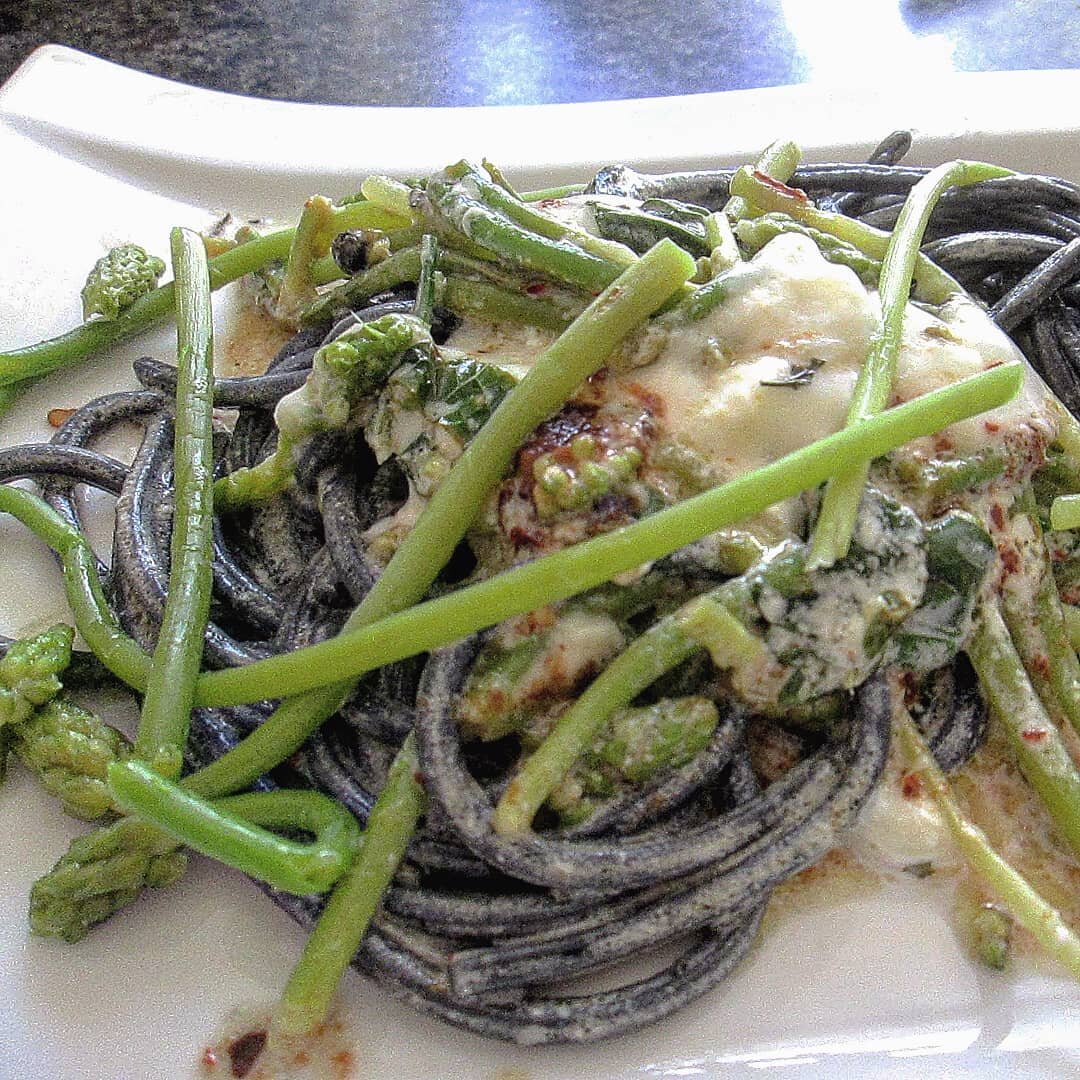 Sapori di Laguna 🌿🍃🐟🌱
Tagliolini al nero di seppia asparagi selvatici #finocchietto #maresina #alchemilla
Pasta with spring Lagoon herbs: wild asparagus, wild fennel, #motherwort and alchemilla, plus a hint of cinnamon to balance out the slightly