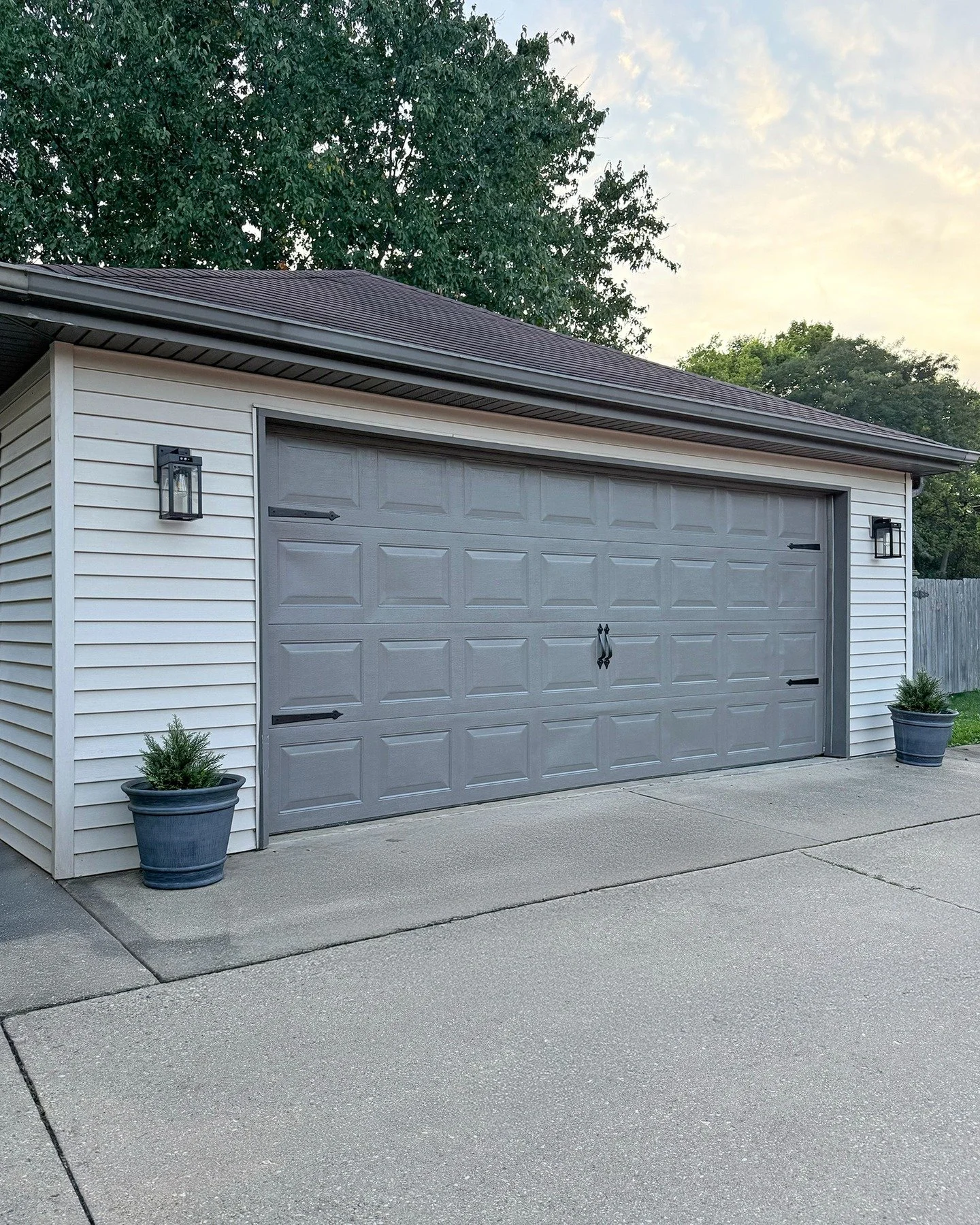 Just gave my garage door a super easy and affordable makeover! A few simple steps made such a big difference. Swipe to check out the before pic and see how I got the look.

#garagemakeover 
#garagetransformation 
#curbappeal