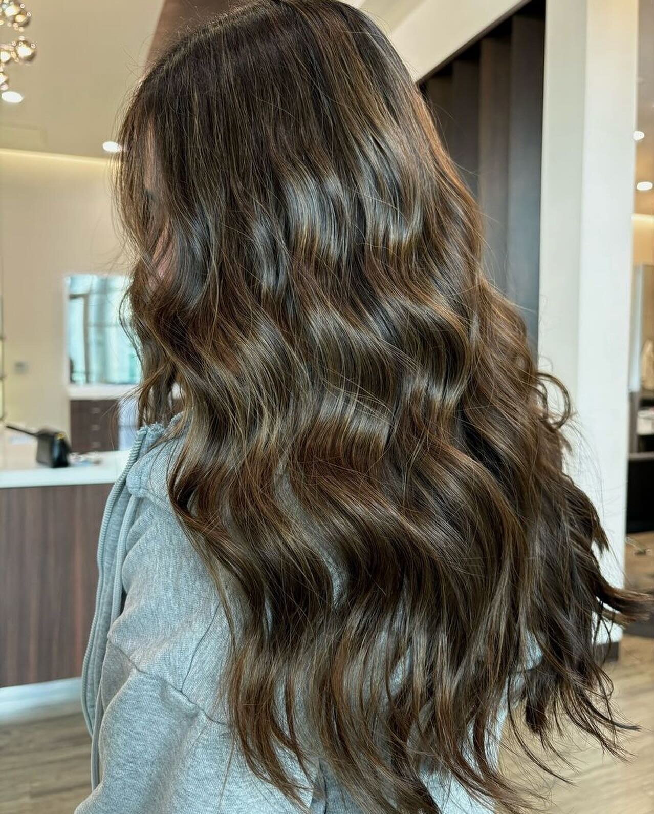 Okay Mia, we see you 👀 @hairxmia 
.
@aveda @neill @thestarinfrisco 
.
.
.
.
#highlightsandlowlights #foilayagehair #foilsonfoils #avedalove #rootsmudgebalayage #avedasalons #avedapro #addictedtobalayage #avedalifestyle #neill #naturalbrunette #haire