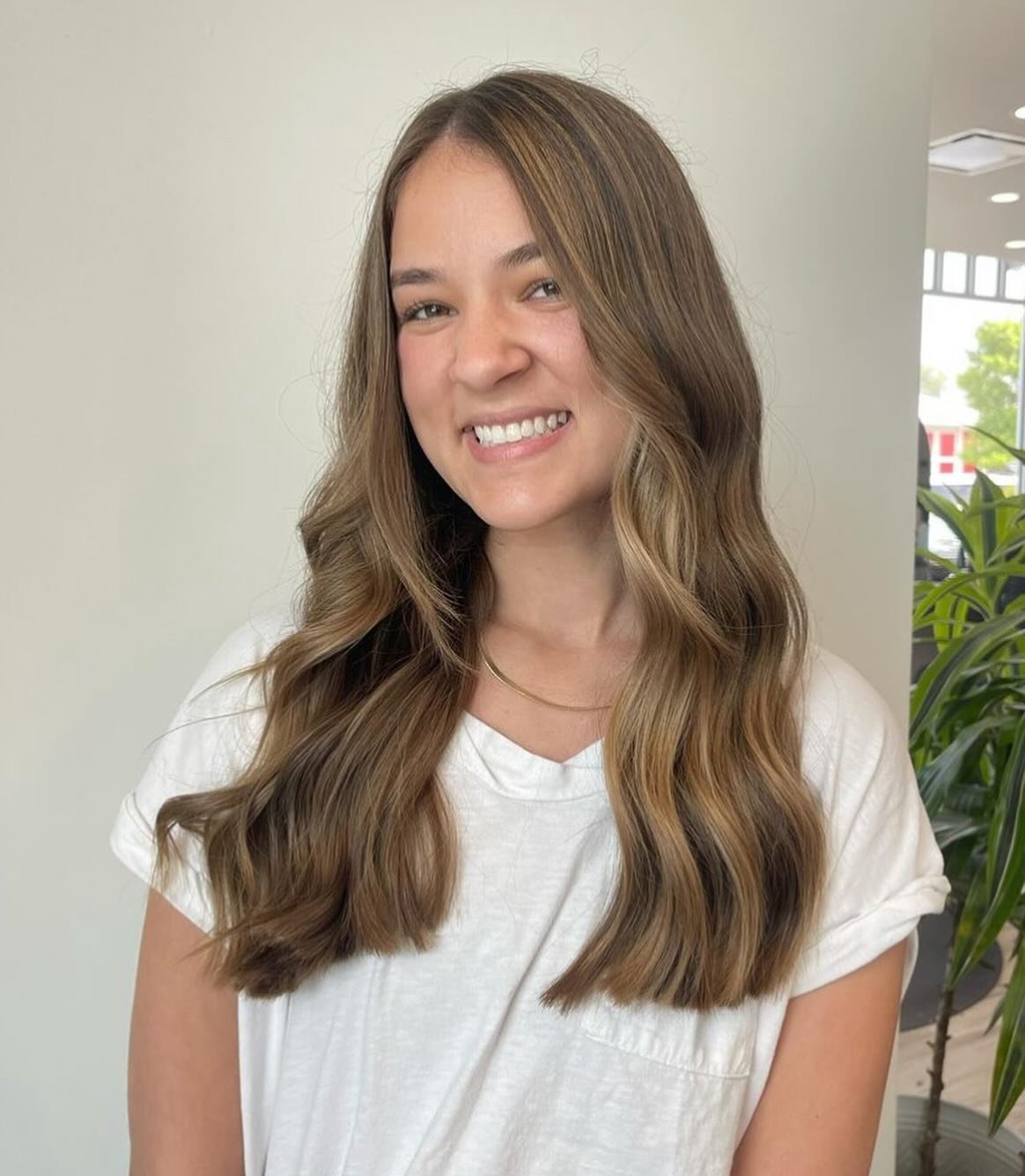 Completely refreshed and ready for summer 🌻 @hair.bykatie21 
.
@neill @aveda 
.
.
.
.
.
#balayagerevolution #hairdying #avedapro #avedasalons #brunettebalayagehair #instabrunette #naturalbrunette #subtlebalayage #smudgeroot #modersalon #undiscovered