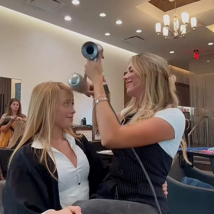 The Life of one of our Showgirls, @alexaleighhair 🧡🍊
.
@neill @aveda