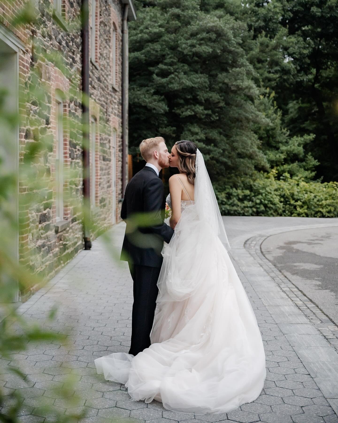 hope everyone had a wonderful holiday season &amp; start to the new year 🤍 

as we gear up for a brand new year of weddings, take a look at some ins and outs I&rsquo;m predicting for 2025 &mdash; 

in: intimate guest counts, film photography, intric