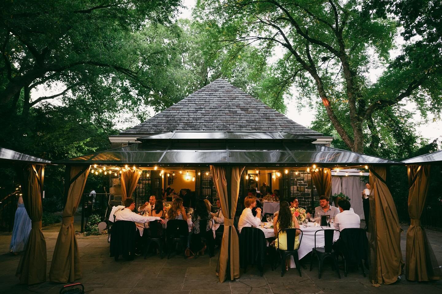 the coziest of weddings 🧡 truly embodying the perfect transition from summer to fall, P &amp; J&rsquo;s wedding felt like the most wonderful intimate dinner party in NYC&rsquo;s backyard 🌳

thank you always to the wonderful @marianasotophotography 