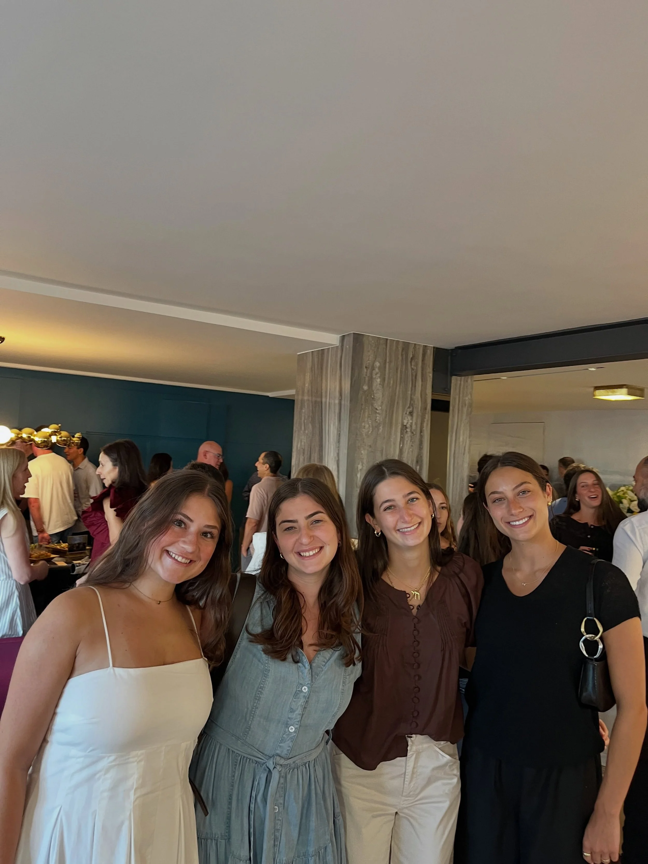 First-ever NYC Jewish Deac meetup ✨

So special to bring together alumni, current students, and incoming Jewish Deacs and their families for an evening of connection and community. It was wonderful to reminisce with alumni, reconnect with current stu