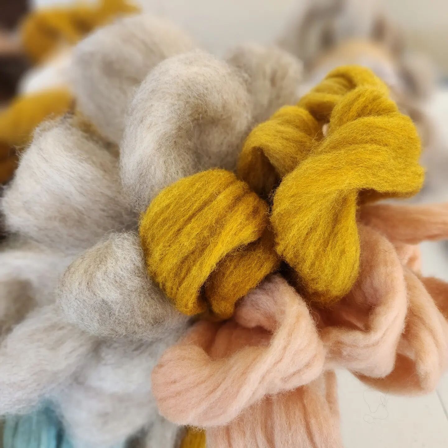 I don't know why I love this color combo, I just do😄 Making up combo bumps for the Stepheson County Fiber Festival this Saturday. Marigold and avocado dyed Romeldale CVM are now besties with  natural gray Romney💕