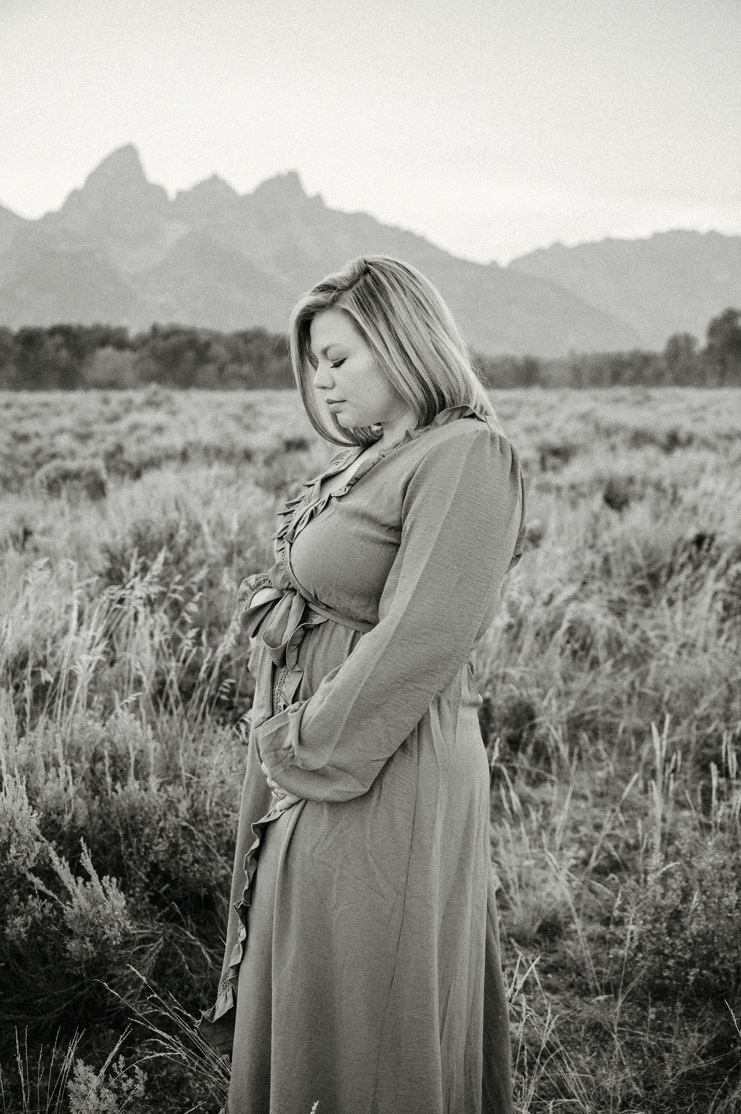 maternity-photographer-in-jackson-hole-18.jpg