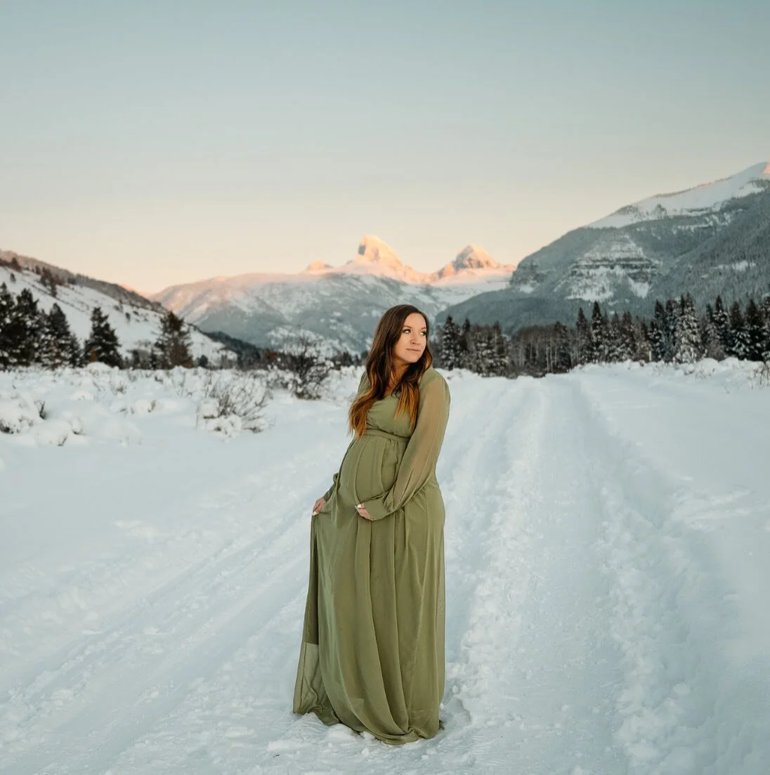 Blue hour with this beauty 💚🤎
.
.
.
.
#jacksonholephotographer #driggsphotographer #maternityphotography #wintermaternityphotos #thirdtrimester #momlife #expecting #grandtetons