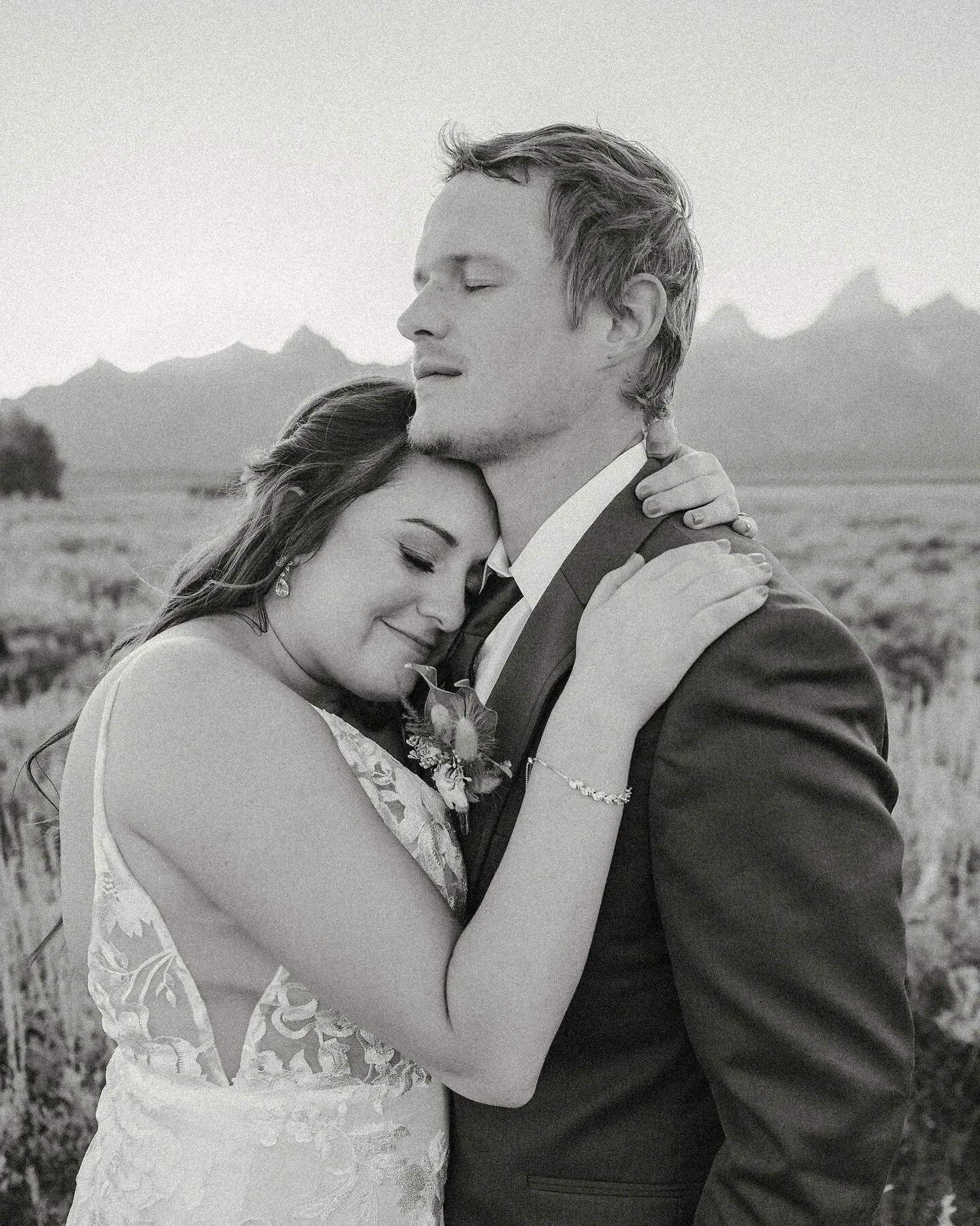 That move mountains kind of love. ⛰

#AnnaliseRealBride @lanaequick &amp; @carramrod379&rsquo;s mountain elopement in Jackson Hole, Wyoming was breathtaking.

Wearing &lsquo;Elsie Fitted&rsquo; by @madewithlovebridal, Brooke Lanae glowed as her illus