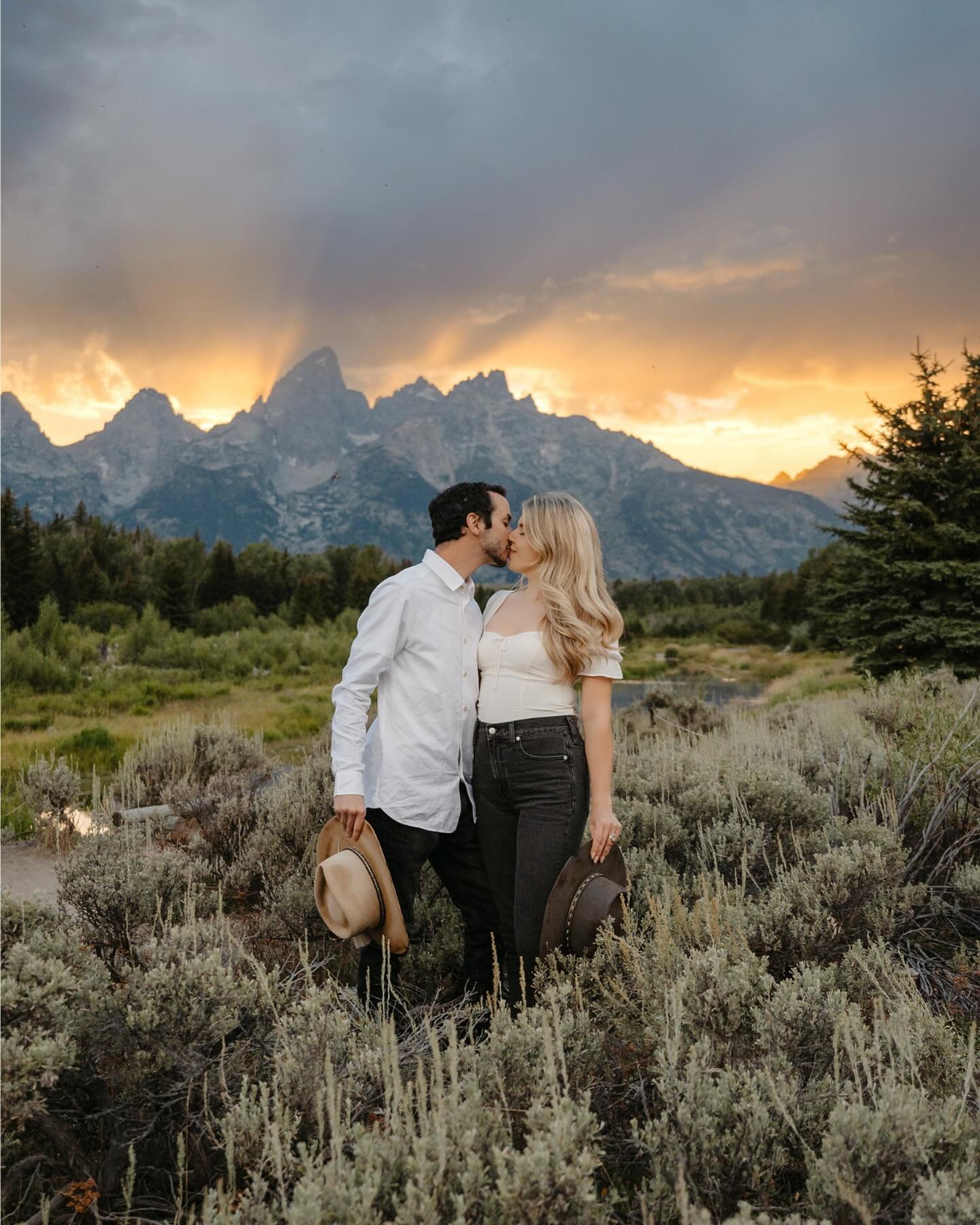 Lots of kisses under this beautiful Teton sunset.

Edited with my presets that are being released next week! It&rsquo;s been a long time coming and I&rsquo;m excited to share them. 🎉

.
.
#jacksonholephotographer #grandtetonphotographer #destination