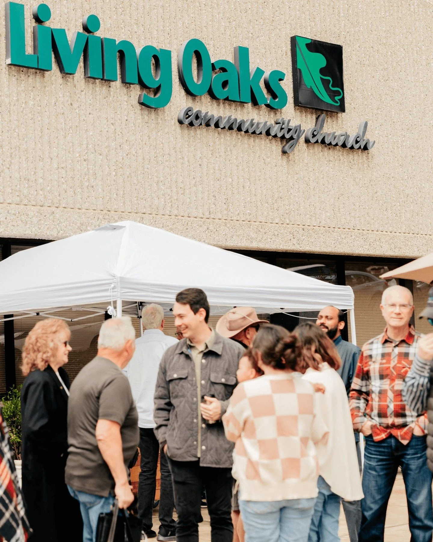 Community happens here! 🌿 
.
.
Join us this Sunday for our 10am worship service and communion! 
.
.
#LivingOaksChurch