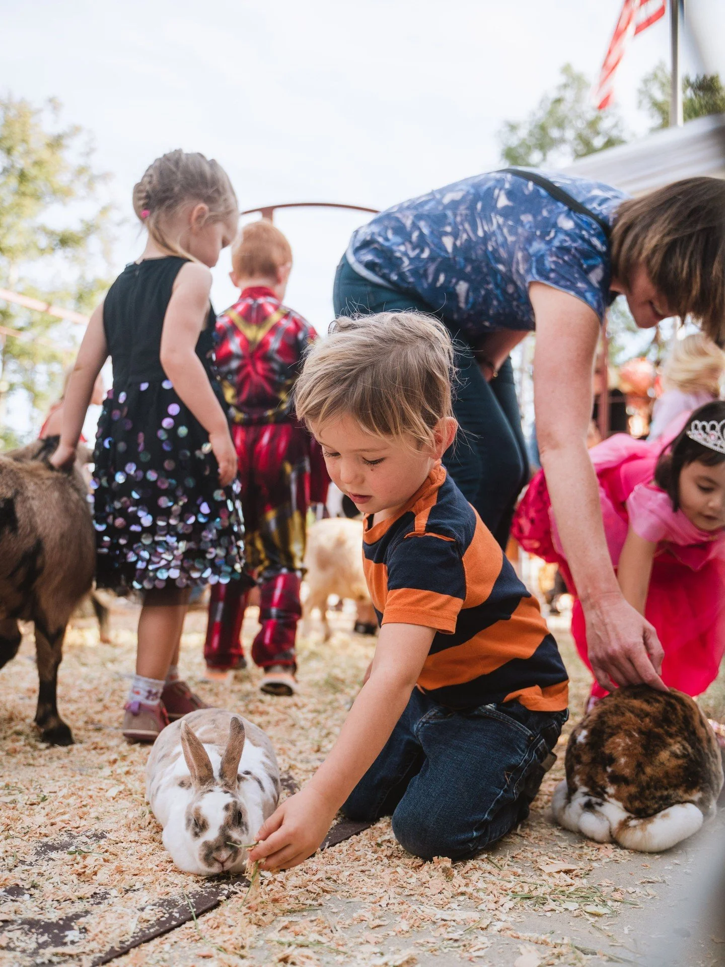 Fall Family Fun 🐓 🍂 
.
.
Join us on October 25 from 4-7pm for our seventh annual Harvest Festival! RSVP on our website, or sign up to enter our chili cook-off or trunk-or-treat lineup! 
.
.
#LivingOaksChurch