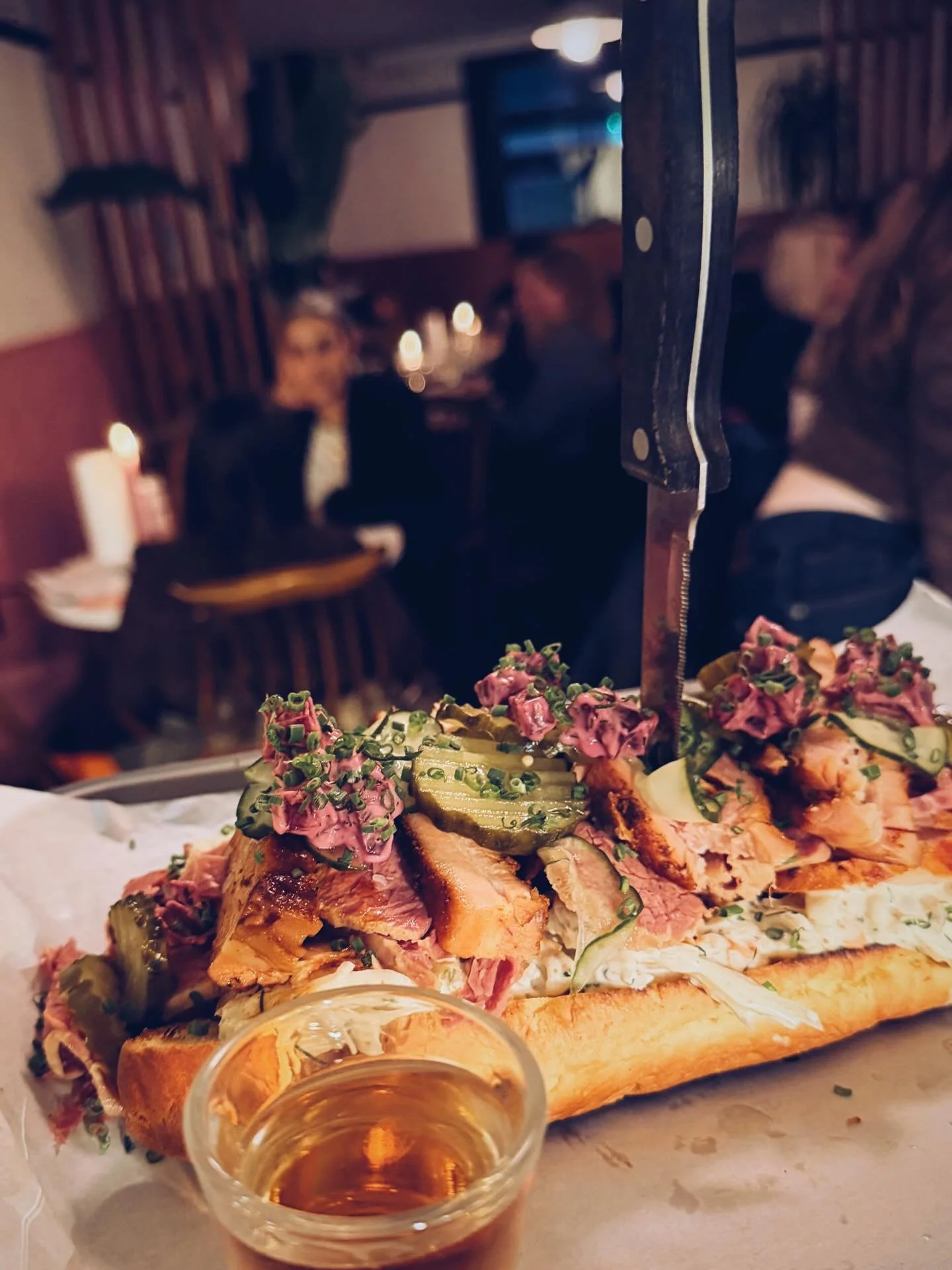 TEXAS SM&Oslash;RREBR&Oslash;D&hellip;salt beef, oak smoked chicken breast, pastrami&hellip;it even comes with a bourbon chaser. 
🐄 🐷 🐽 🐗🦴
Our @warpigs_brewpub_cph Tap Takeover continues this week, full BBQ menu is running all week, plenty of sm