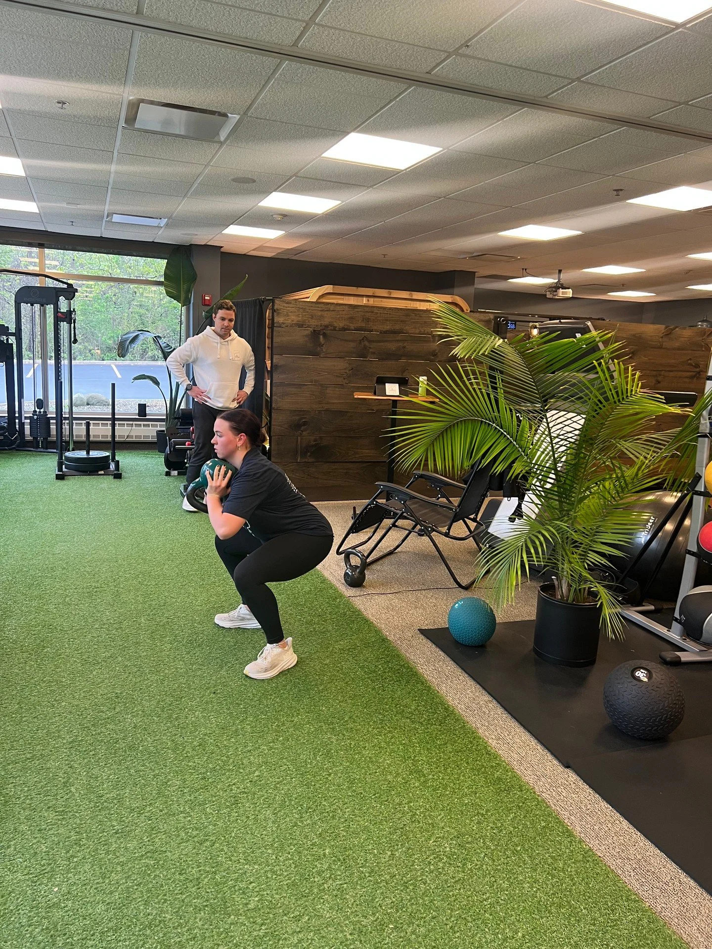 Strong squats start with solid form💪