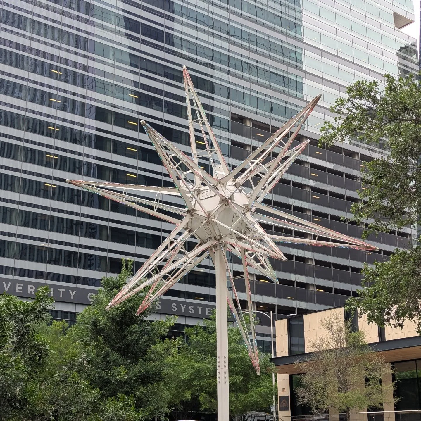 It's always fun to randomly stumble on artwork we were a part of, especially in different states! We spotted one of the many Kilroy stars by @engineered_artworks while driving through downtown Austin.