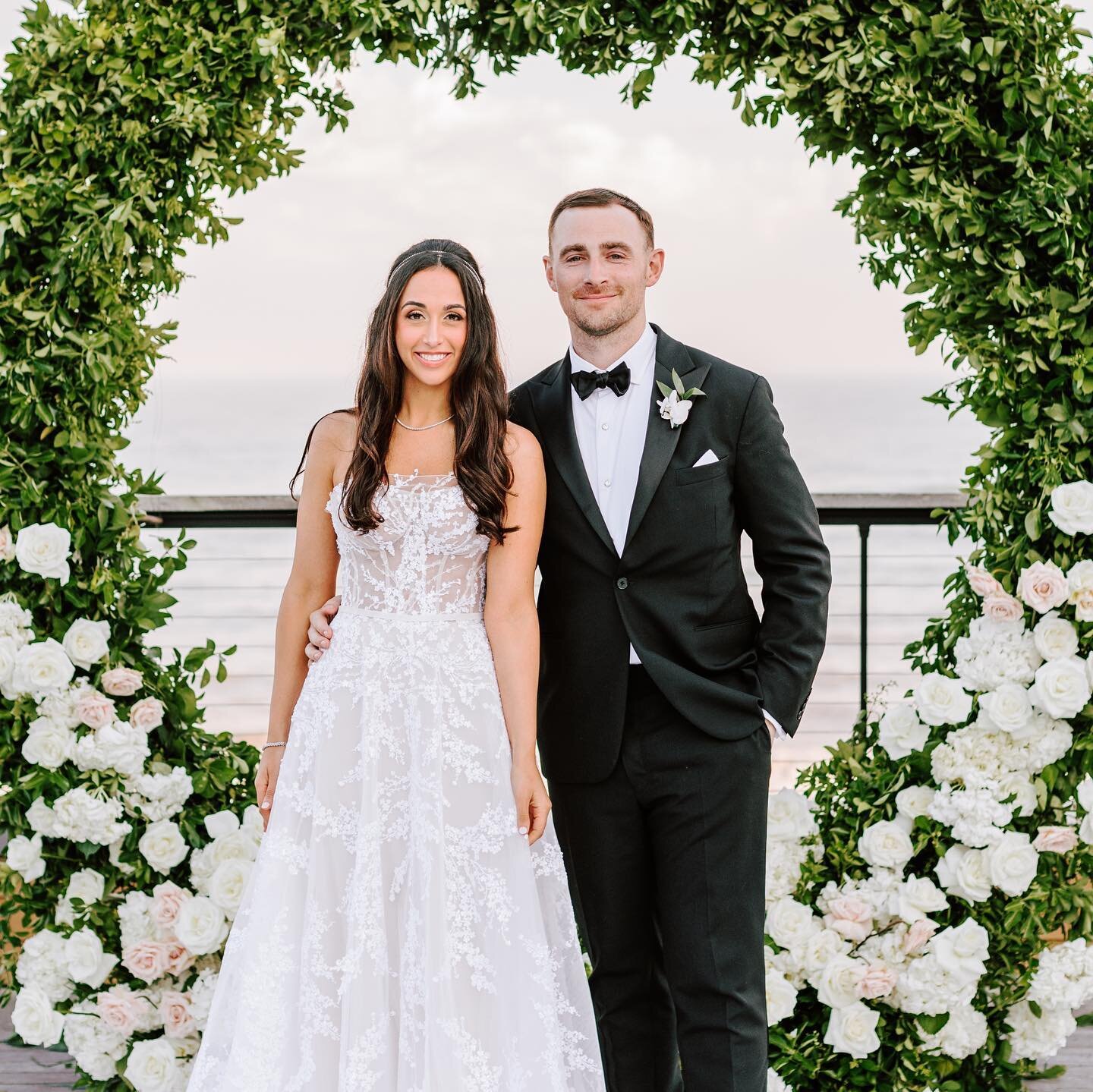 Alaina &amp; Joseph's perfectly planned Hamptons wedding weekend with @patglennproductions 🤍 A beautiful palette of greens, whites and soft pinks with the ocean backdrop #betsiewingweddings 

@betsiewing 
@felixstudio 
@gurneysresorts 
@alainadurkin