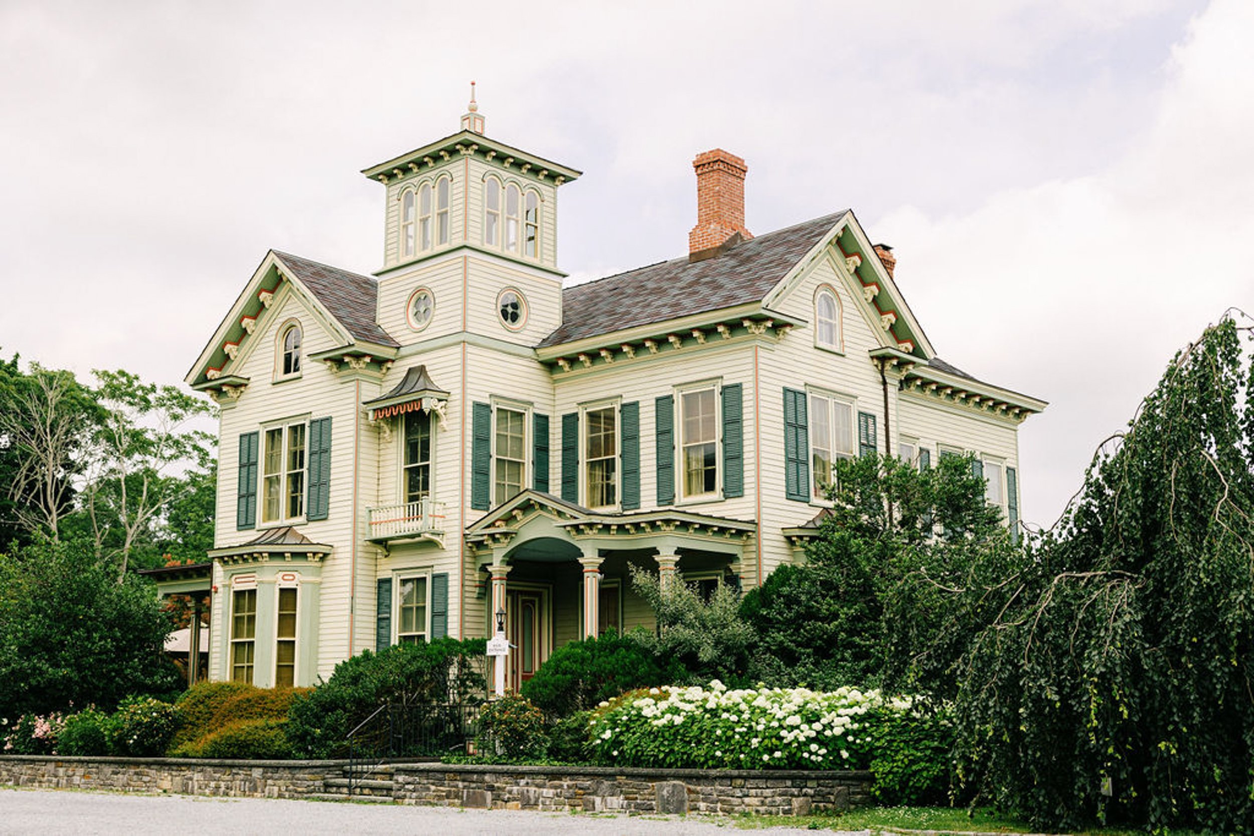 Front view of the historic Jedediah Hawkins Inn estate in Jamesport, New York, a boutique wedding venue on the North Fork