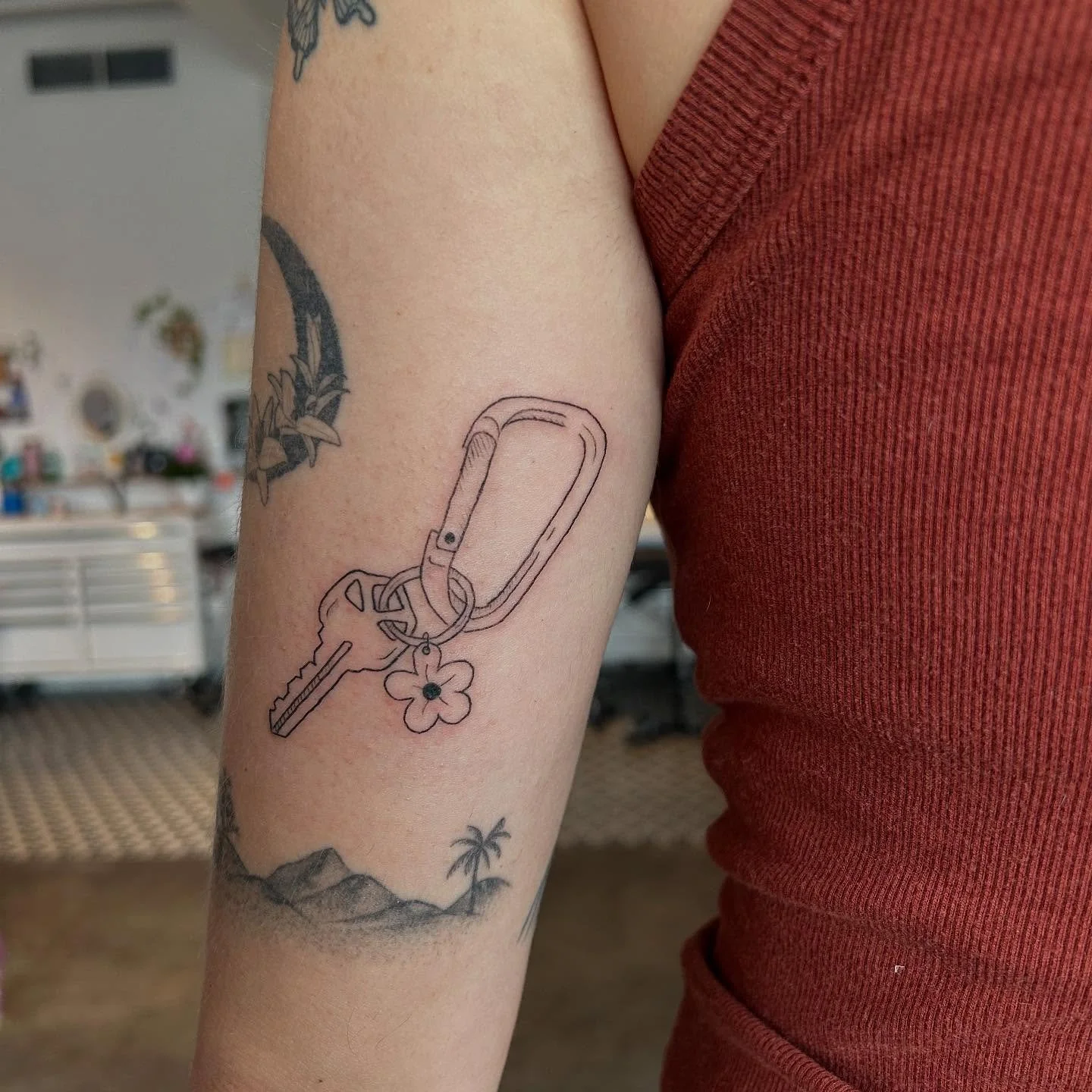 happy pride 🫰🏳️&zwj;🌈

dm to book! Would love to do some more sapphic pieces 💅
.
.
.
.
#queer #pride #pridemonth #queertattooartist #fineline #finelinetattooartist #qttr #losangeles